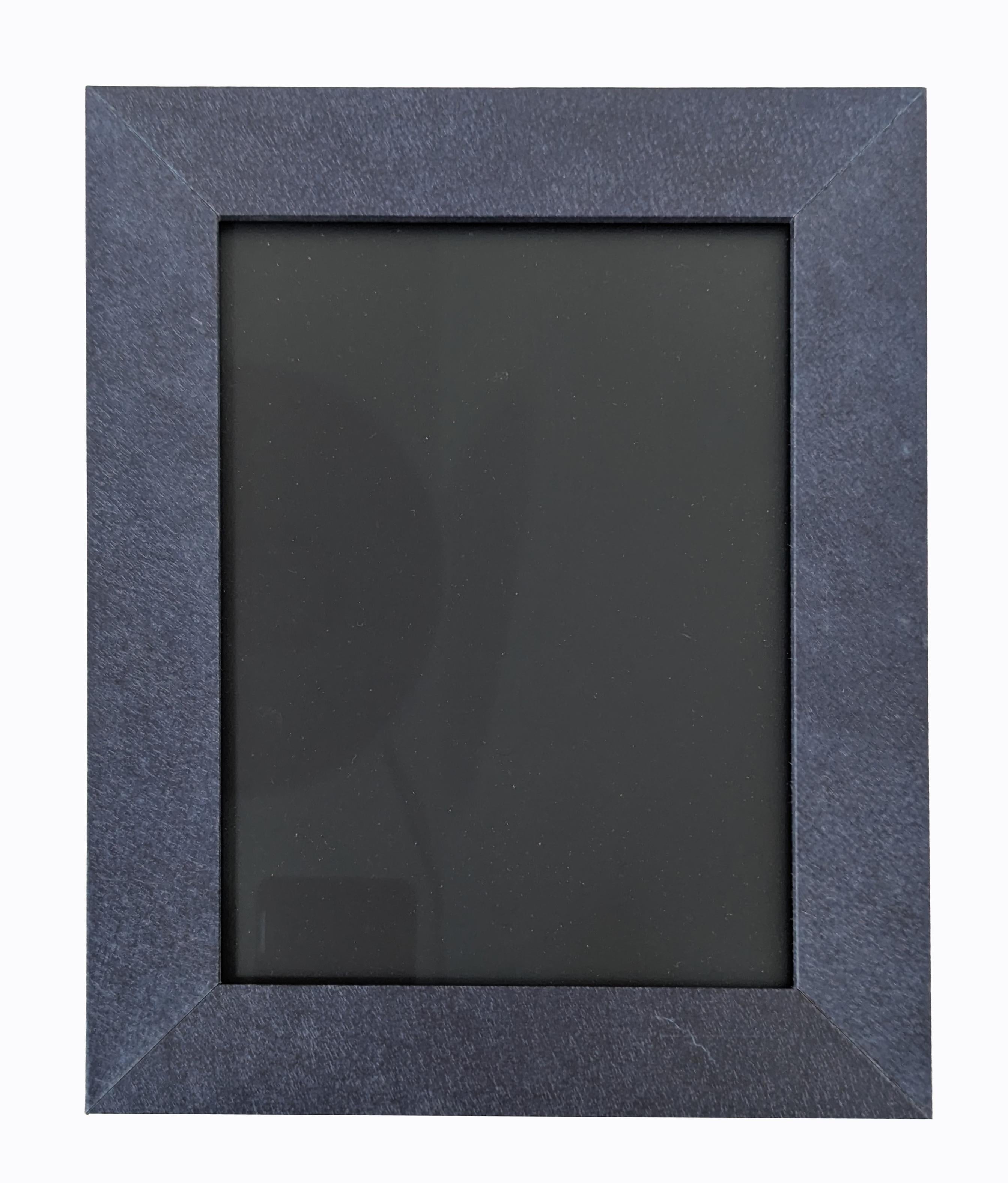 Cadre photo Vellum - Edition limitée
Cette édition très limitée d'adorables cadres photo entièrement faits à la main est créée individuellement à partir du meilleur vélin anglais en peau de chèvre, avec une finition en bleu cobalt riche et foncé. Il