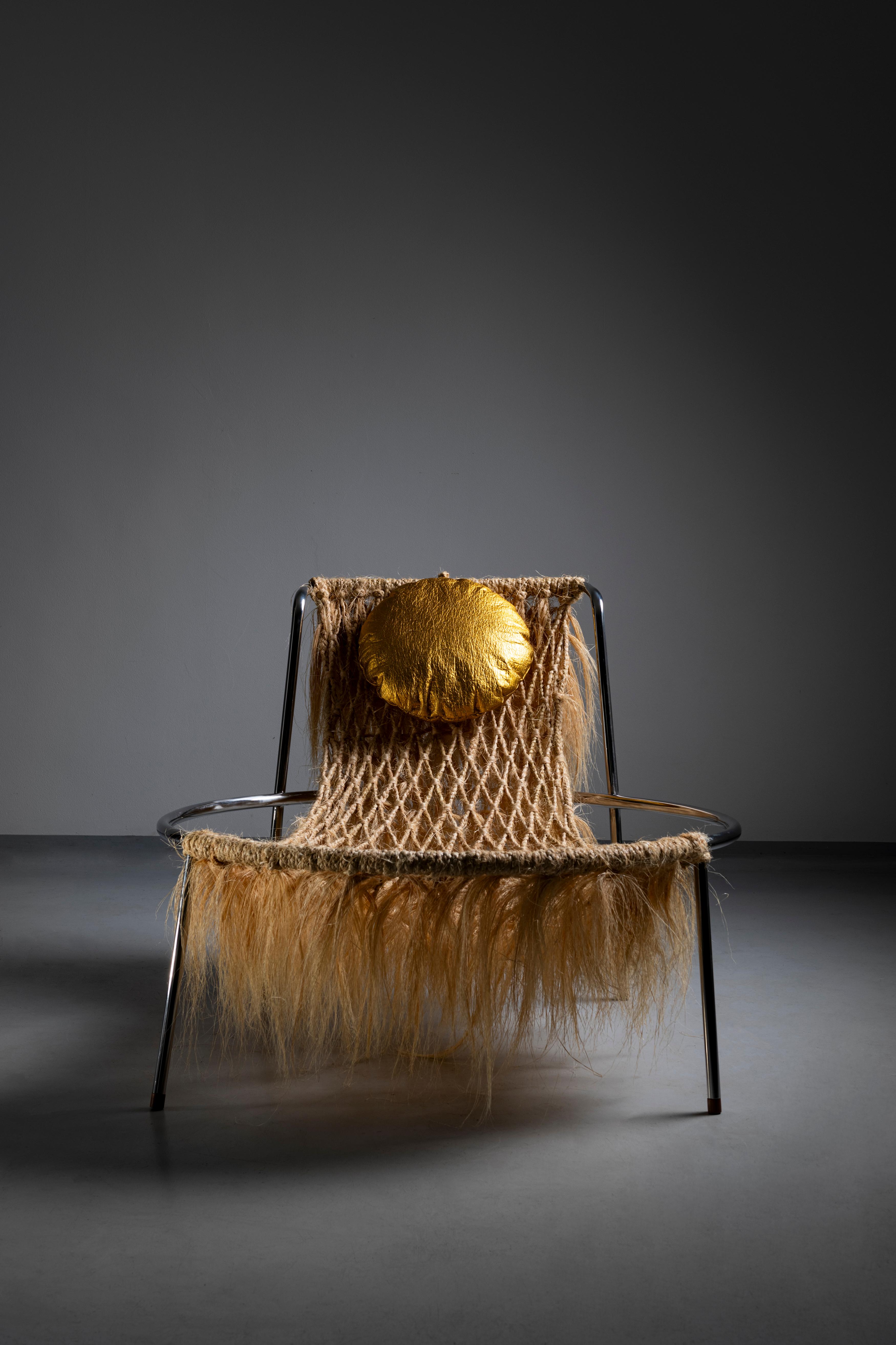 Fauteuil Bo en édition limitée par Giacomo Tomazzi Studio
Dimensions : L 97 x P 95 x H 75 cm
MATERIAL : Tube en acier inoxydable, fibre de carnauba naturelle, cuir d'ananas et sphères en bois massif.

ABOUT Giácomo Tomazzi est diplômé en
