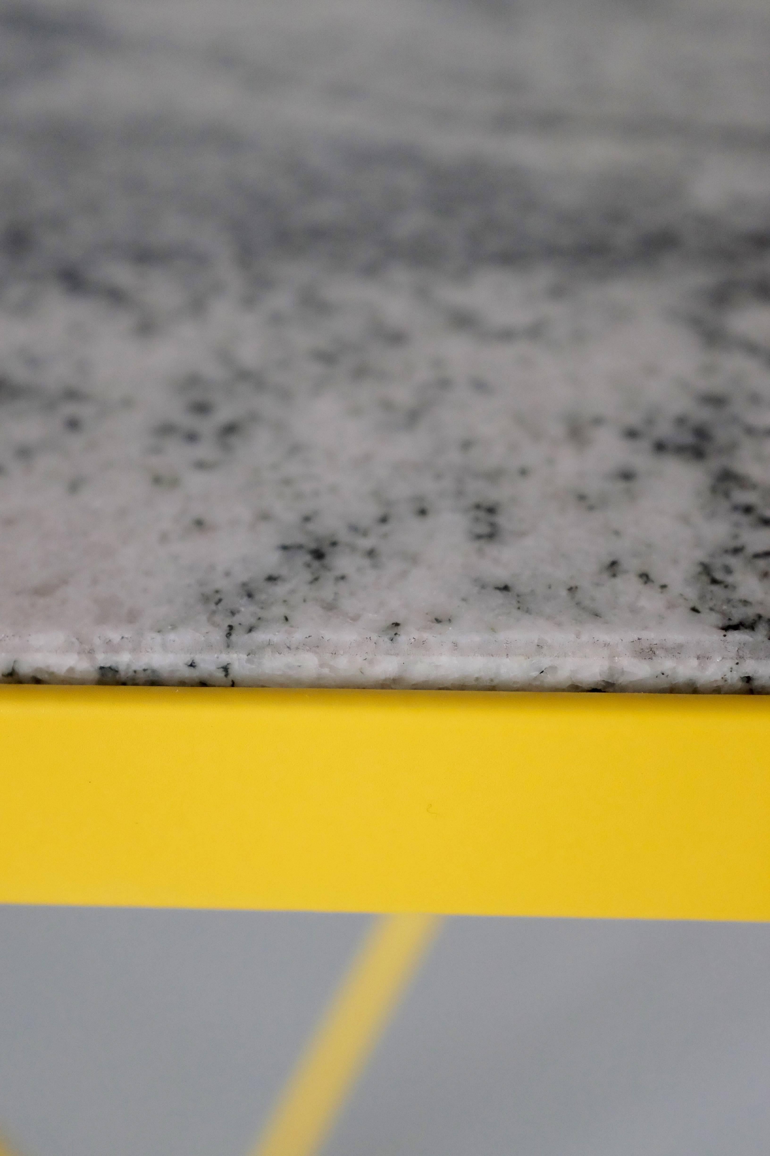 Britannique Table console moderne en acier jaune avec plateau en granit, personnalisable en vente
