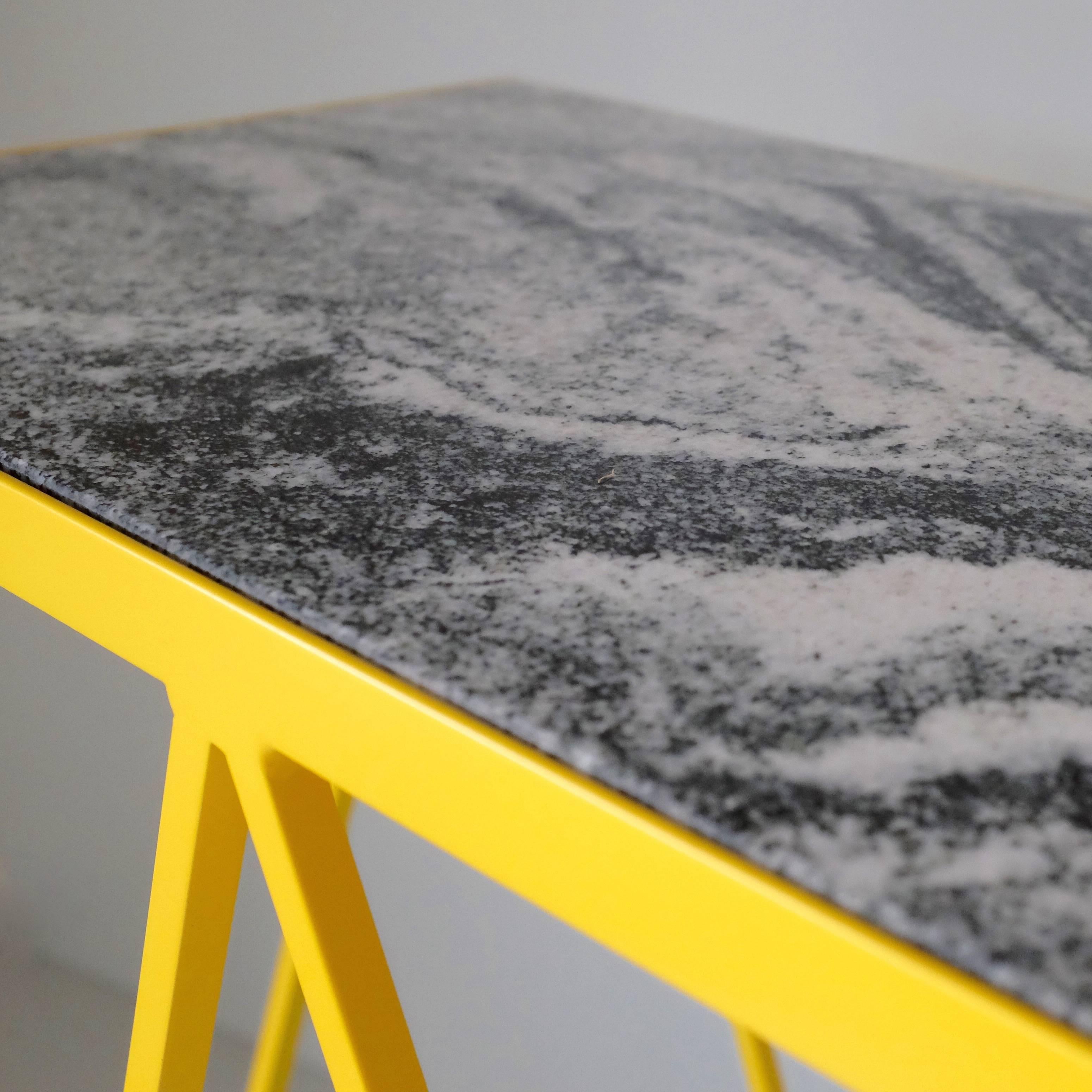 Poli Table console moderne en acier jaune avec plateau en granit, personnalisable en vente