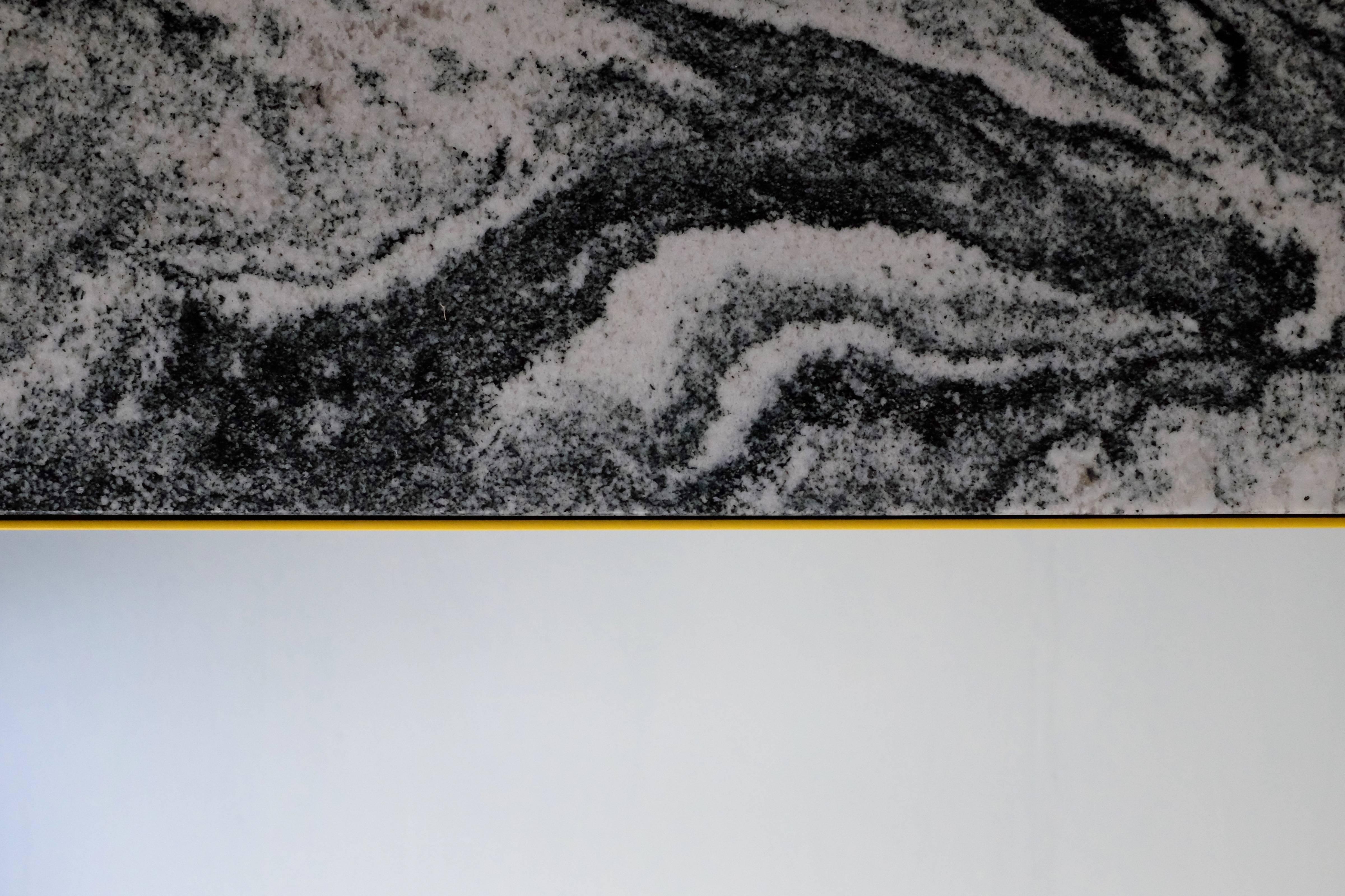 Gelber moderner Stahl-Konsolentisch mit Granitplatte – anpassbar (Poliert) im Angebot