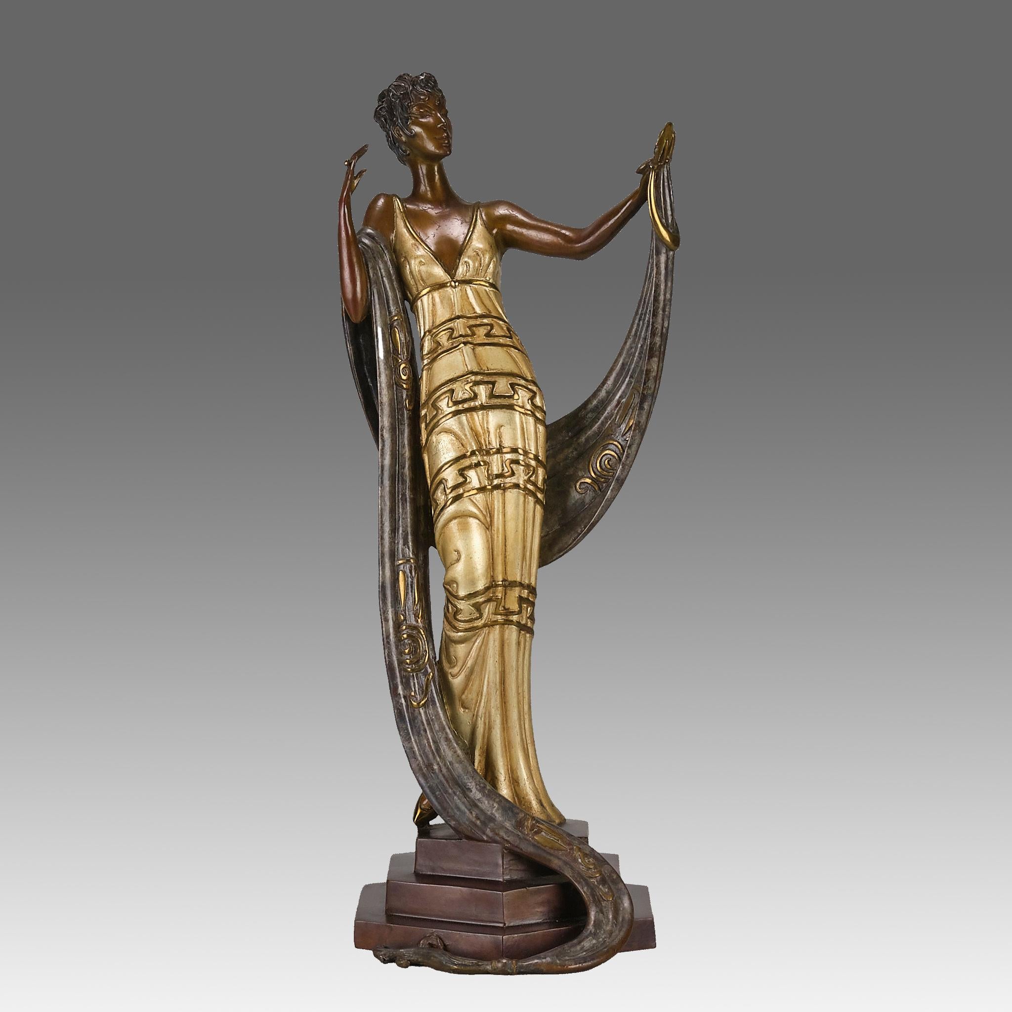 Una favolosa figura in bronzo dipinta a freddo in edizione limitata di un'elegante bellezza vestita con un abito intero che si guarda nello specchio da tasca, con colori eccellenti e dettagli molto curati a mano. Firmato Erté, numerato 179/375,