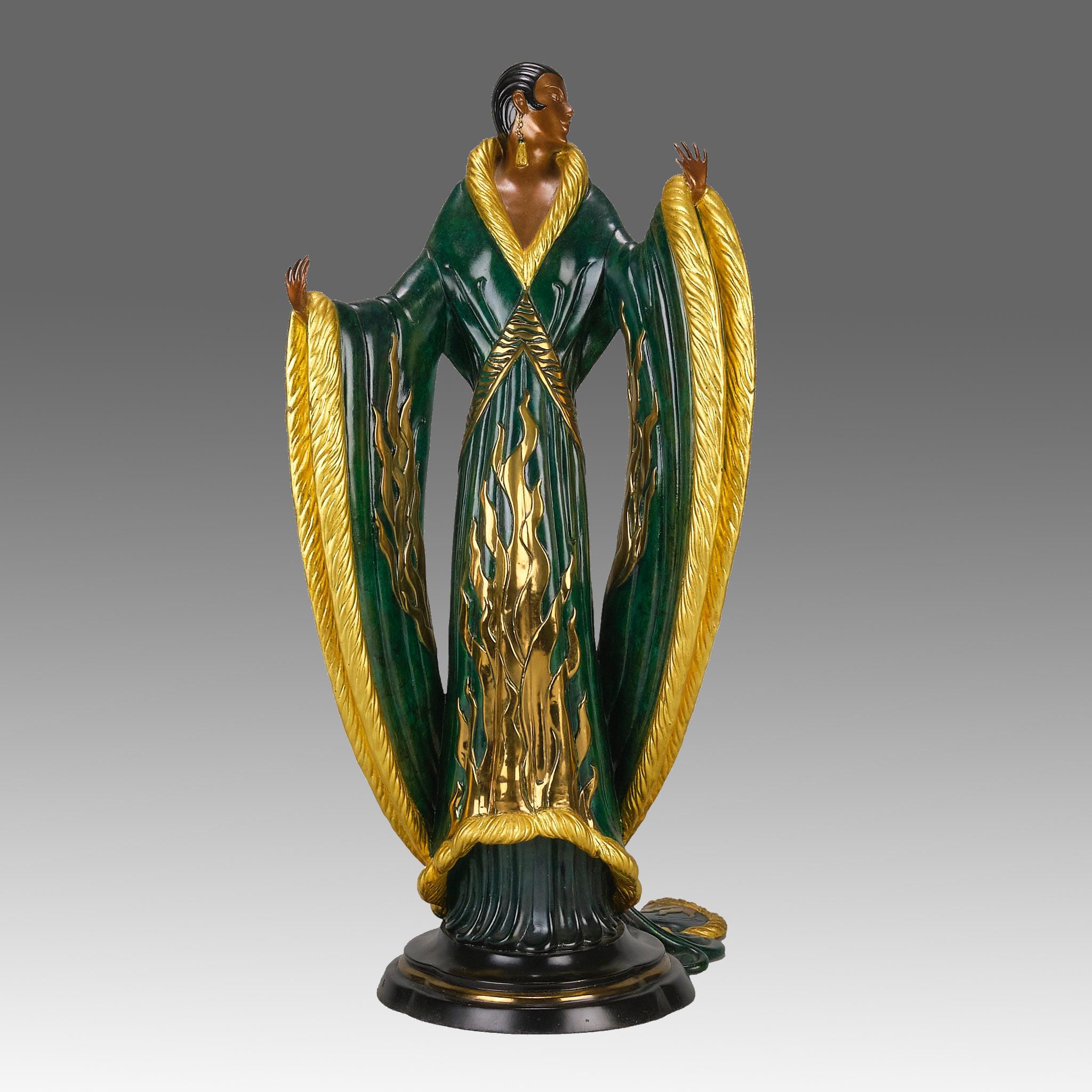 Un accattivante bronzo in edizione limitata di una donna elegante vestita con un imponente cappotto foderato di pelliccia e decorato con fiamme dorate. La figura è sollevata su un basamento integrale a gradini. Firmato Erté, datato 1990, numerato