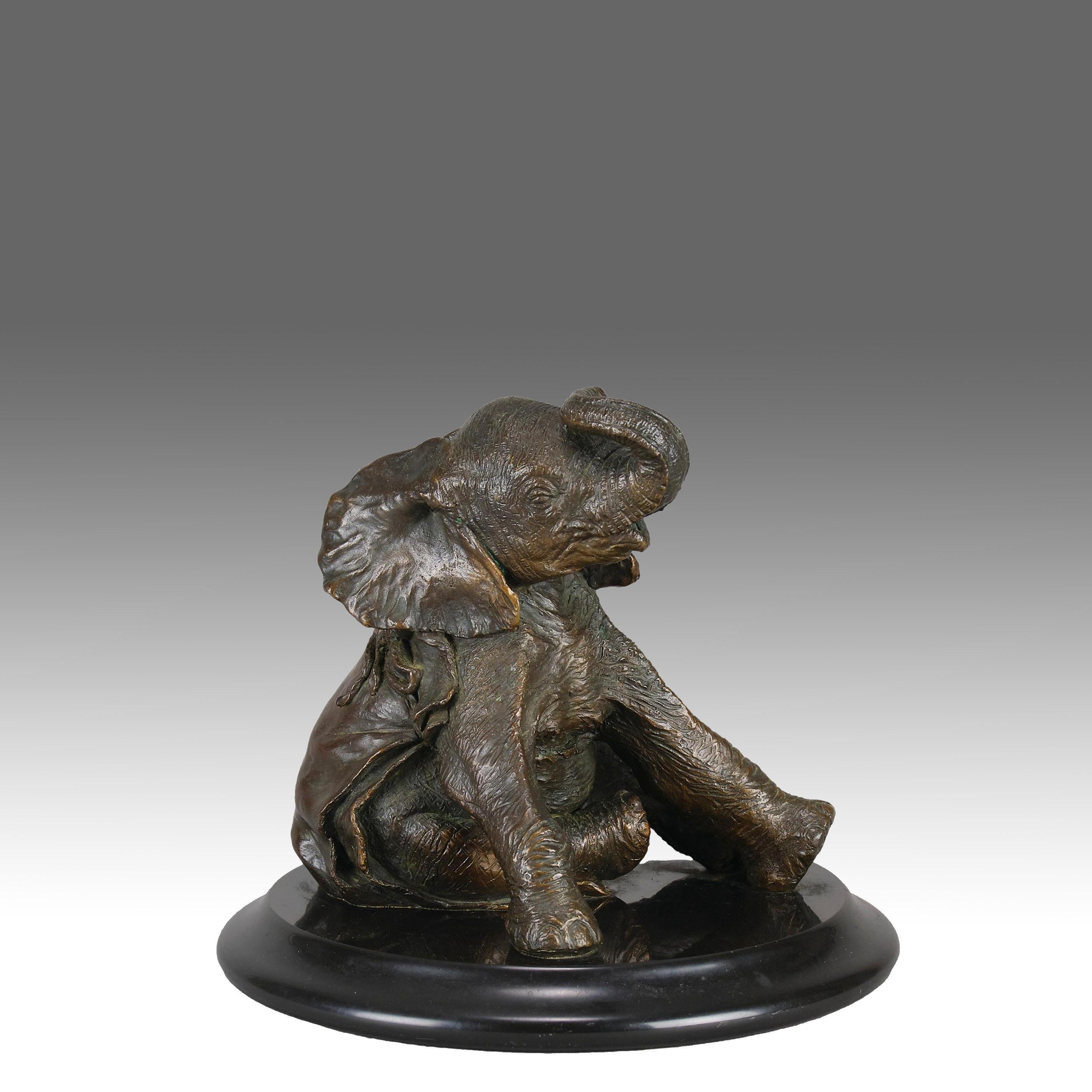 Accattivante scultura in bronzo in edizione limitata che raffigura un giovane elefante africano seduto con la proboscide sollevata in una posa giocosa e con una coperta protettiva, con colori eccellenti e dettagli di superficie molto curati a mano.