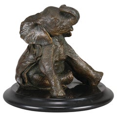 Escultura de bronce de edición limitada titulada "Elefante sentado" de Steve Winterburn