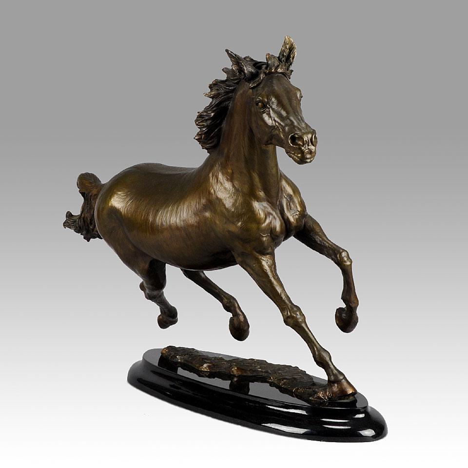 Une étude très bien modelée d'un cheval arabe en plein mouvement tournant vers sa droite, le bronze avec une bonne couleur brune riche et des détails finement ciselés à la main, élevé sur une base ovale en marbre noir, signé S Winterburn et numéroté