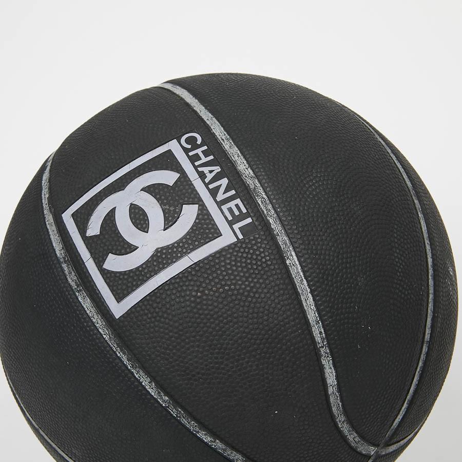 Sammlerstück, limitierte Auflage Chanel Basketball. Durchmesser 23,5 cm. Hergestellt in Frankreich. Bereits benutzt, aber in gutem Zustand. Siehe Abnutzungserscheinungen auf den Bildern. Muss vor Gebrauch wieder aufgepumpt werden. Genießen Sie