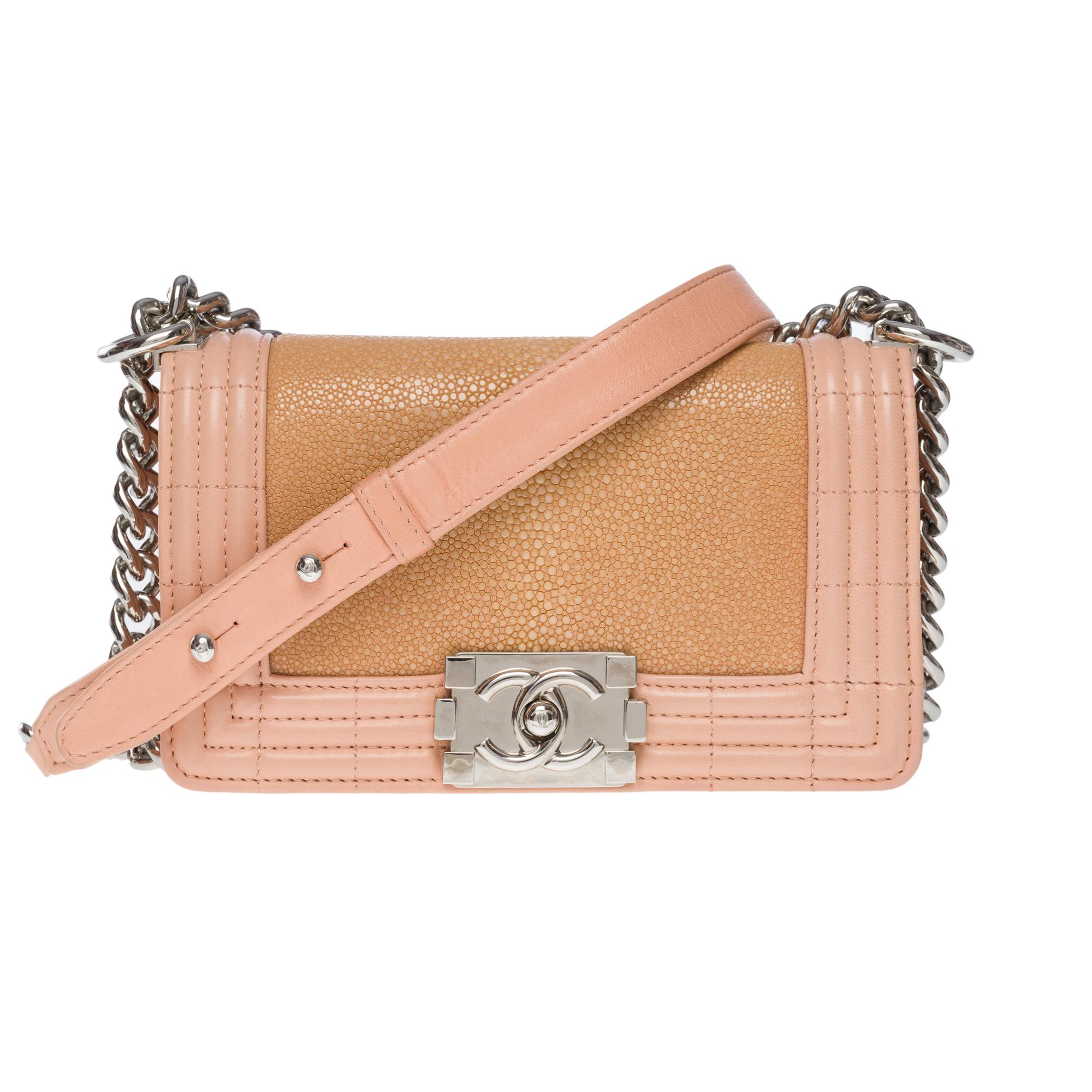 Exquisite Chanel Mini Boy shoulder bag limited edition in Pink shagreen and leather, shiny silver metal hardware, an adjustable silver metal chain allowing a hand, shoulder and shoulder strap carry

Flap closure on silver metal clasp
Grey canvas