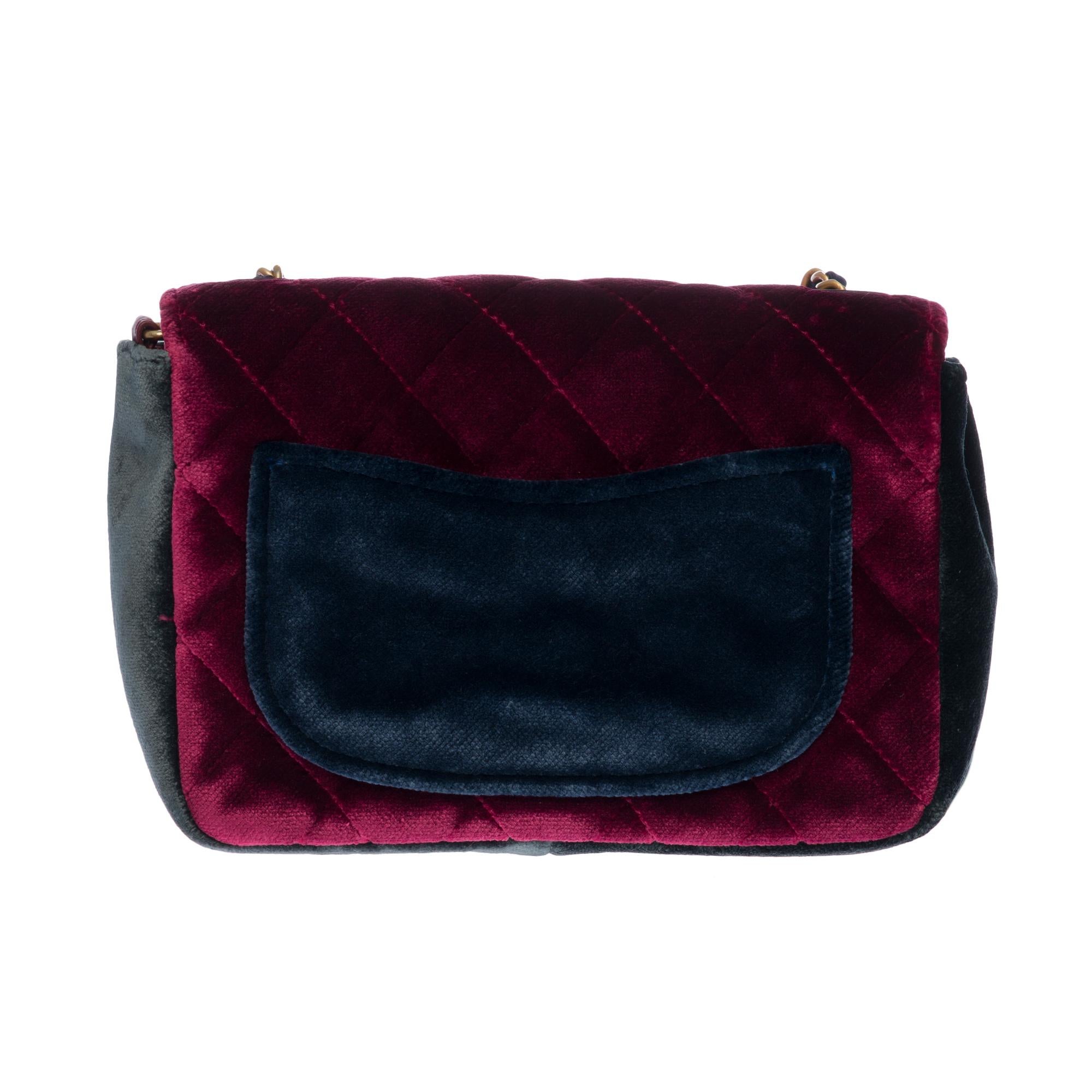 Rare and stunning Timeless Bag Limited Edition Mini Classic Camellia in red and blue velvet , gold metal trim, gold metal chain handle allowing a hand or shoulder support.
1 patch pocket on the back of the bag.
1 matching blue velvet pouch.
Quilted