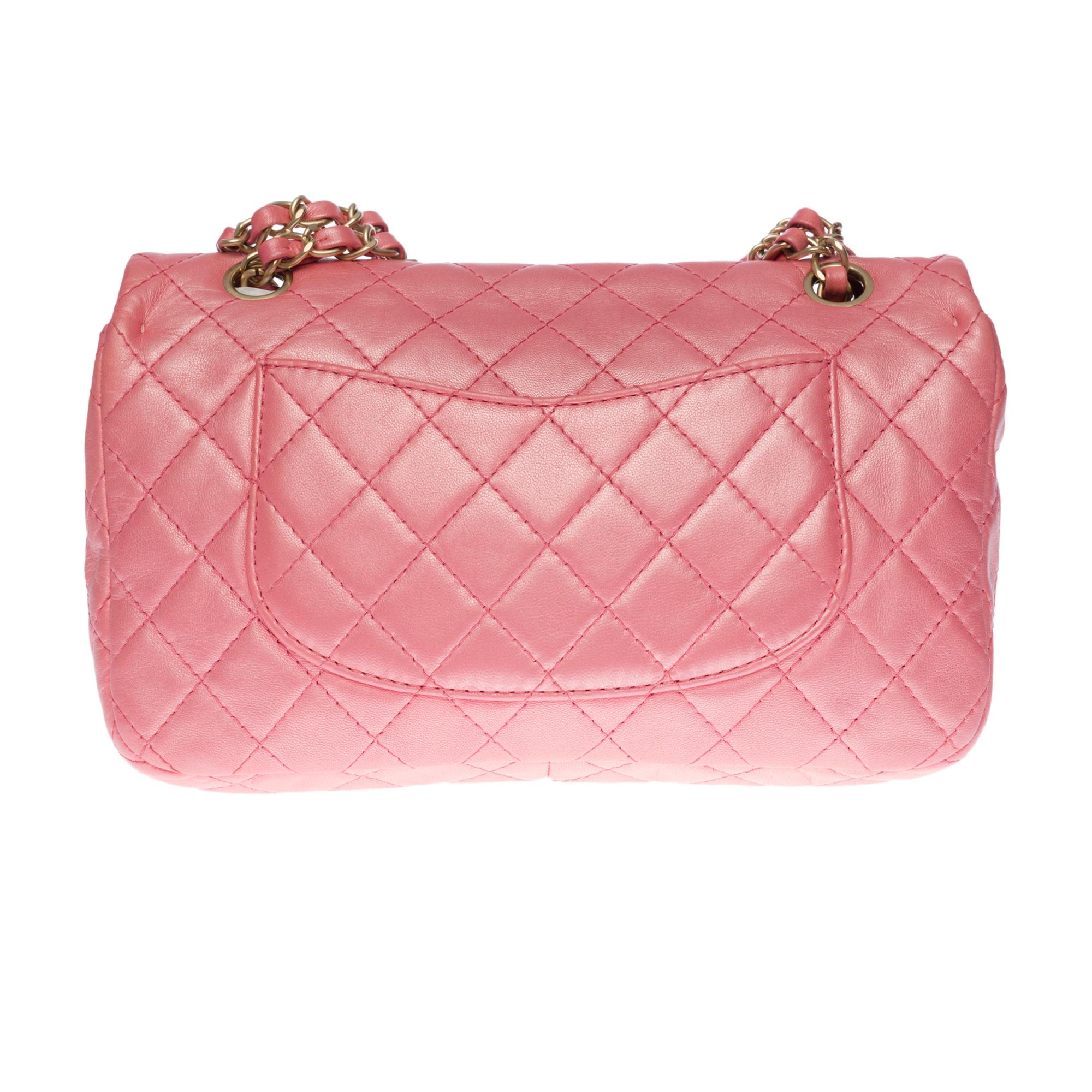 Lovely Chanel Classic Bag Limited edition flap bag in metallic pink quilted leather, matte silver metal hardware, silver metal chain intertwined with pink leather for a hand or shoulder support
Flap closure
Matt silver metal CC with multi-coloured