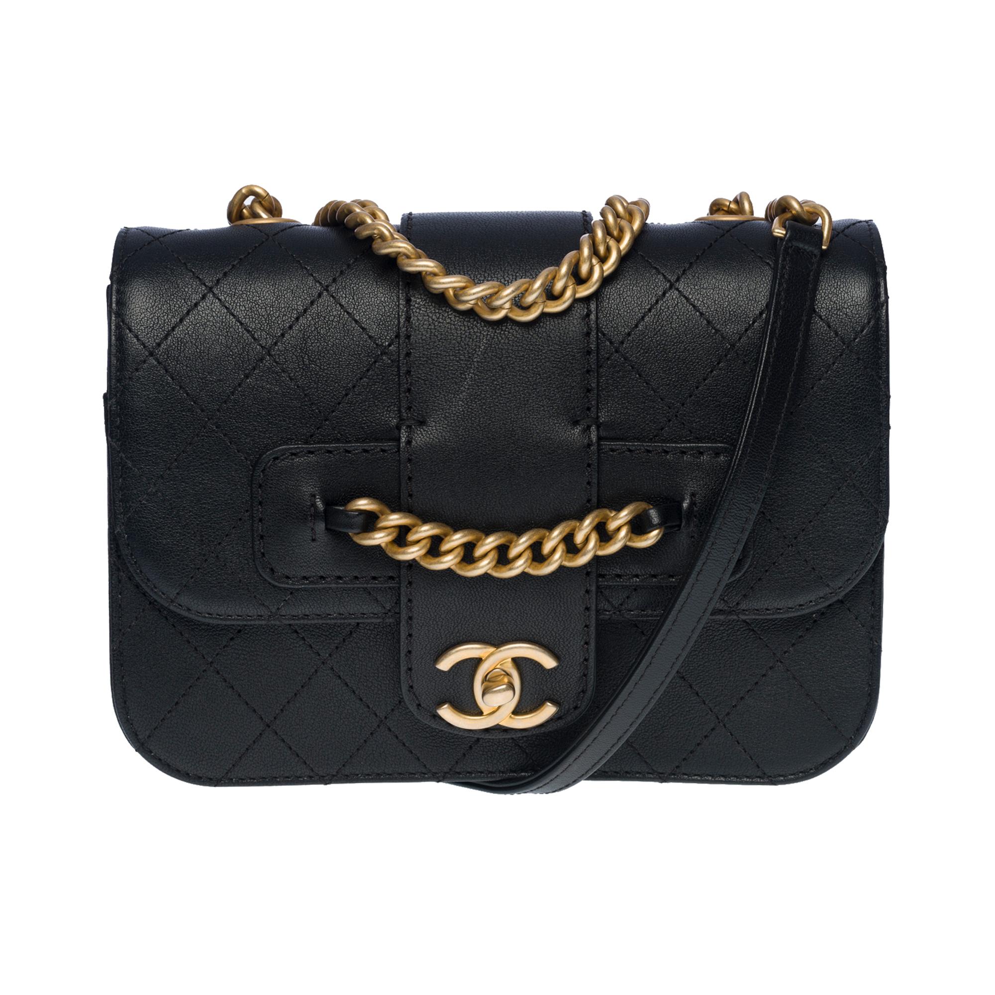 Splendid and Rare limited edition Chanel Classic Flap bag in black leather, matt gold-plated metal hardware, a matt gold-plated metal and black leather chain that allows a shoulder and shoulder strap 

Backpack pocket 
Closing by a band on the flap,