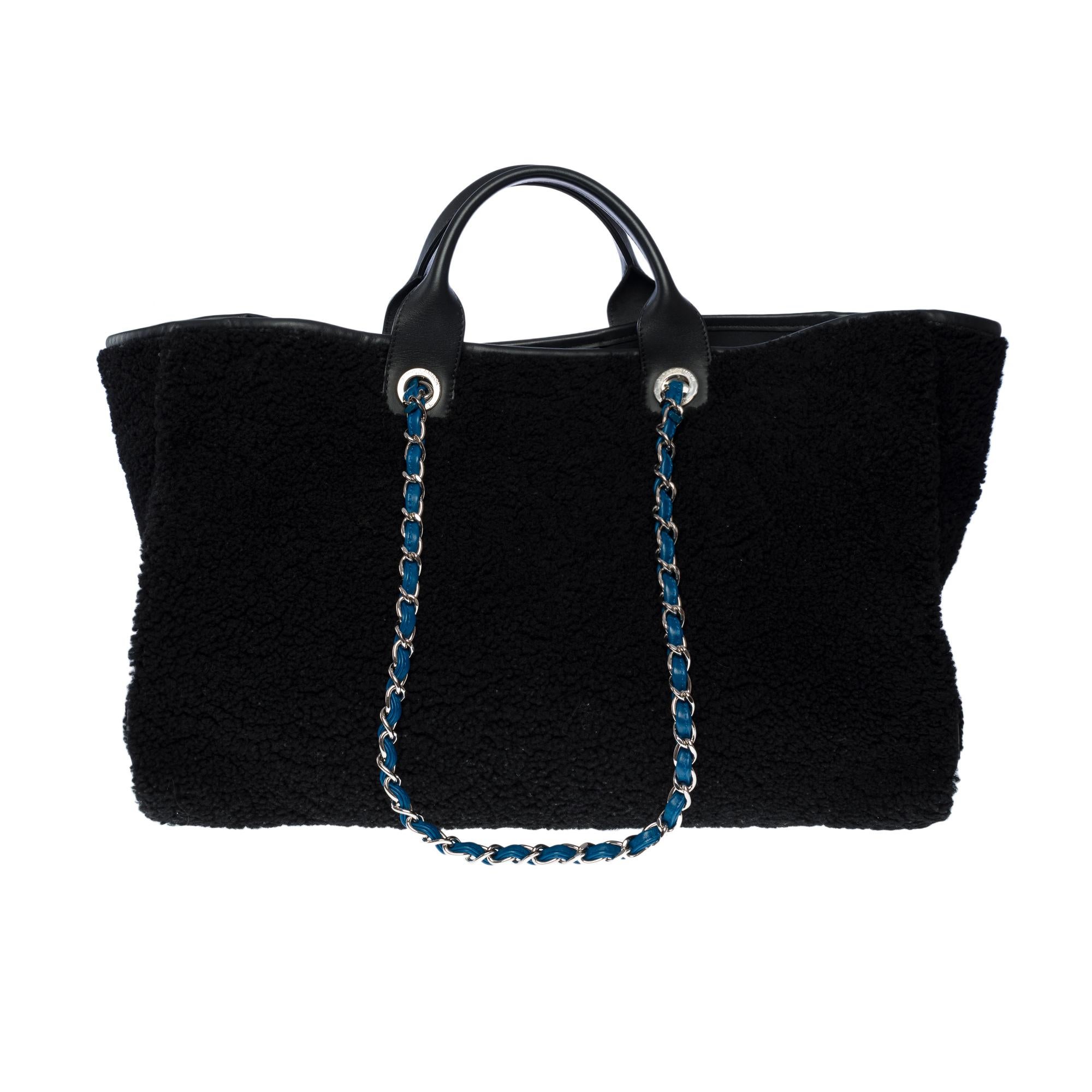 Limited edition Chanel Deauville GM Tote bag in black lambswool and leather, PHW In Excellent Condition In Paris, IDF