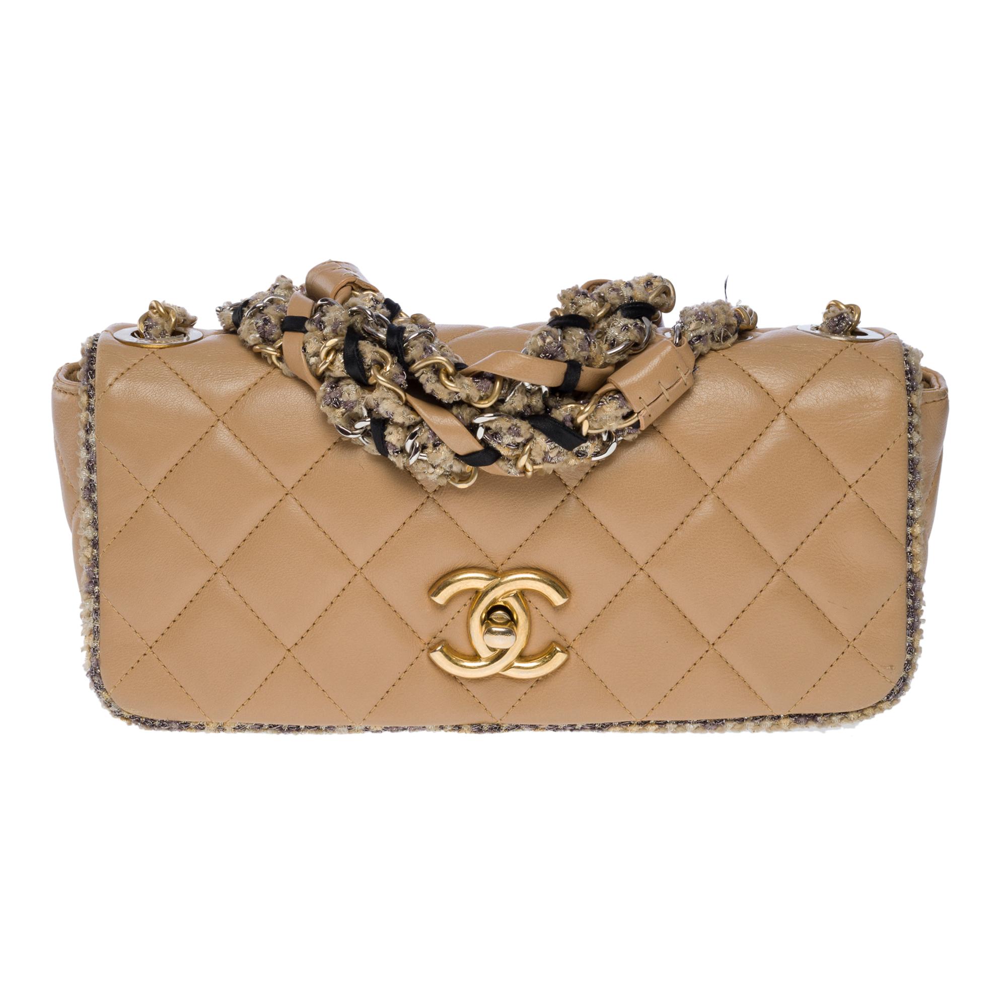Raro bolso Chanel Classic Full flap de edición limitada en piel acolchada beige, herrajes de metal dorado, un asa sencilla de fantasía en metal dorado entretejido con piel y tela beige y plateada, un asa de cadena en metal dorado entretejido con