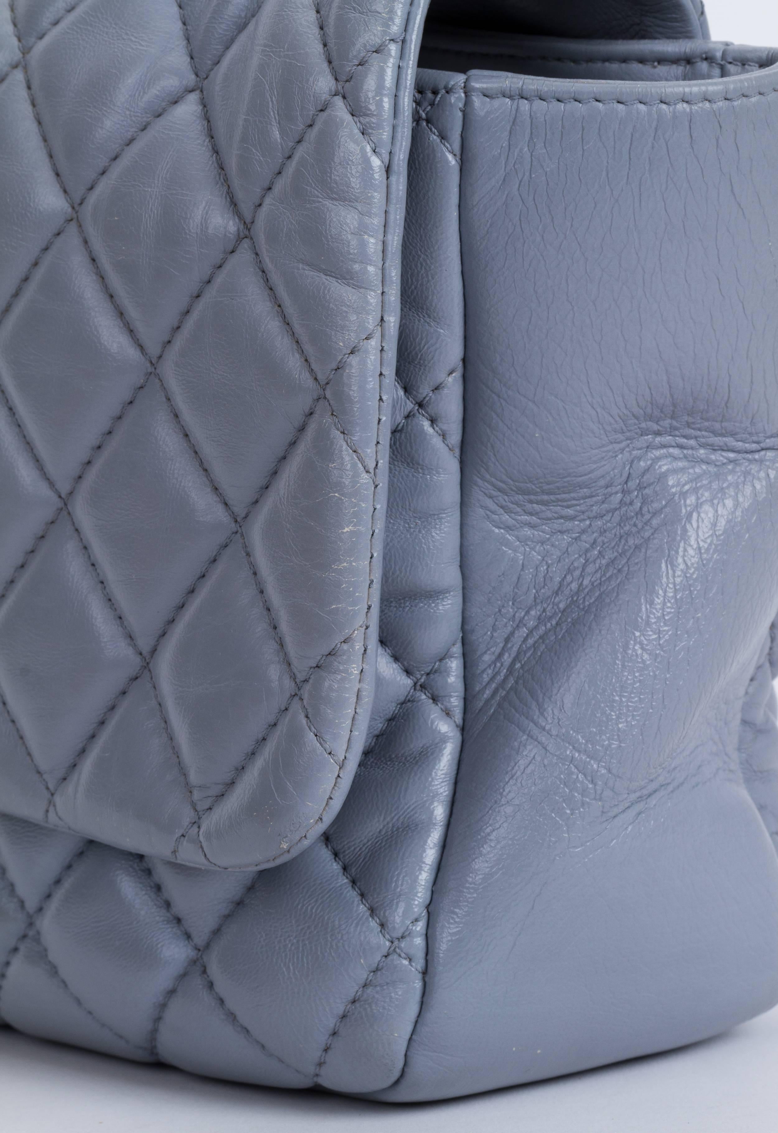 Chanel Maxi Grey Rain Jacket à rabat édition limitée Pour femmes en vente