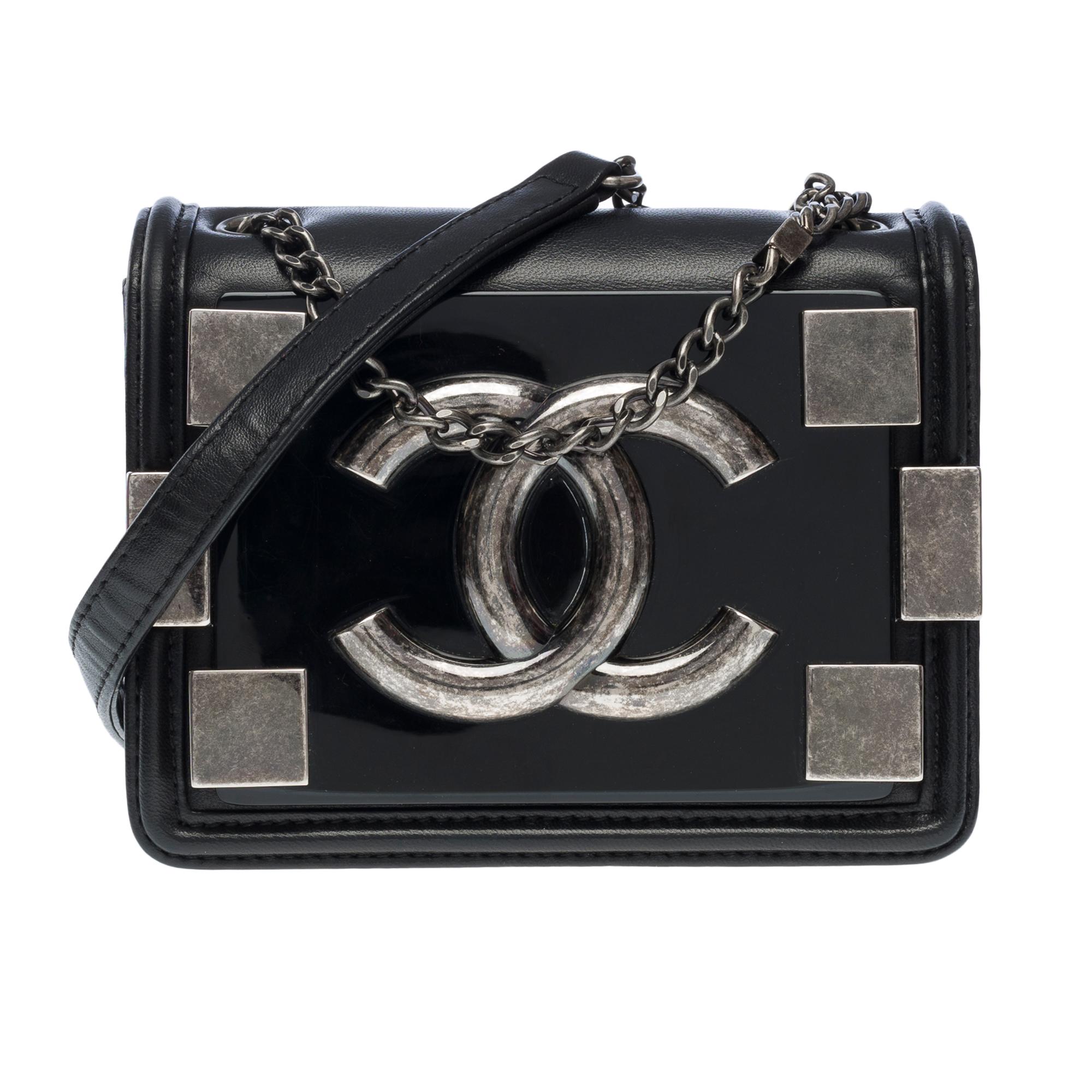 Exceptional​ ​&​ ​Rare​ ​limited​ ​edition​ ​Chanel​ ​mini​ ​lego​ ​brick​ ​shoulder​ ​flap​ ​bag​ ​with​ ​ruthenium​ ​plates​ ​on​ ​the​ ​front,​​ ​​shoulder​ ​strap​ ​in​ ​ruthenium​ ​metal​ ​for​ ​hand​ ​or​ ​crossbody​ ​carry

Magnetic​​