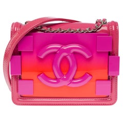 Edition limitée Chanel Mini sac à bandoulière Lego en cuir rose et orange, SHW
