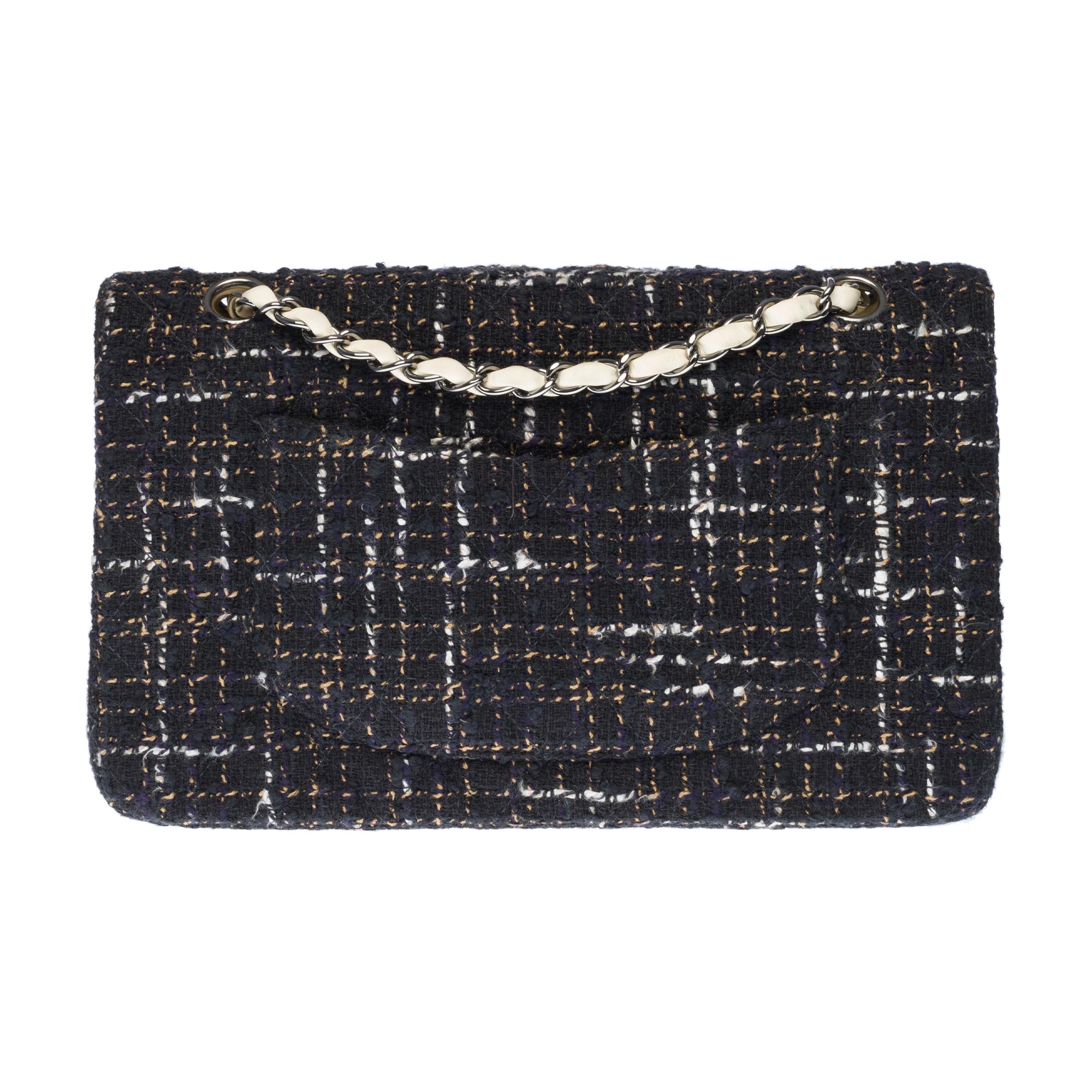 Rare and stunning Timeless double flap bag in black and white quilted Tweed, silver metal trim, silver metal handle intertwined with white leather allowing a hand or shoulder support.
1 patch pocket on the back of the bag.
Padded flap closure,