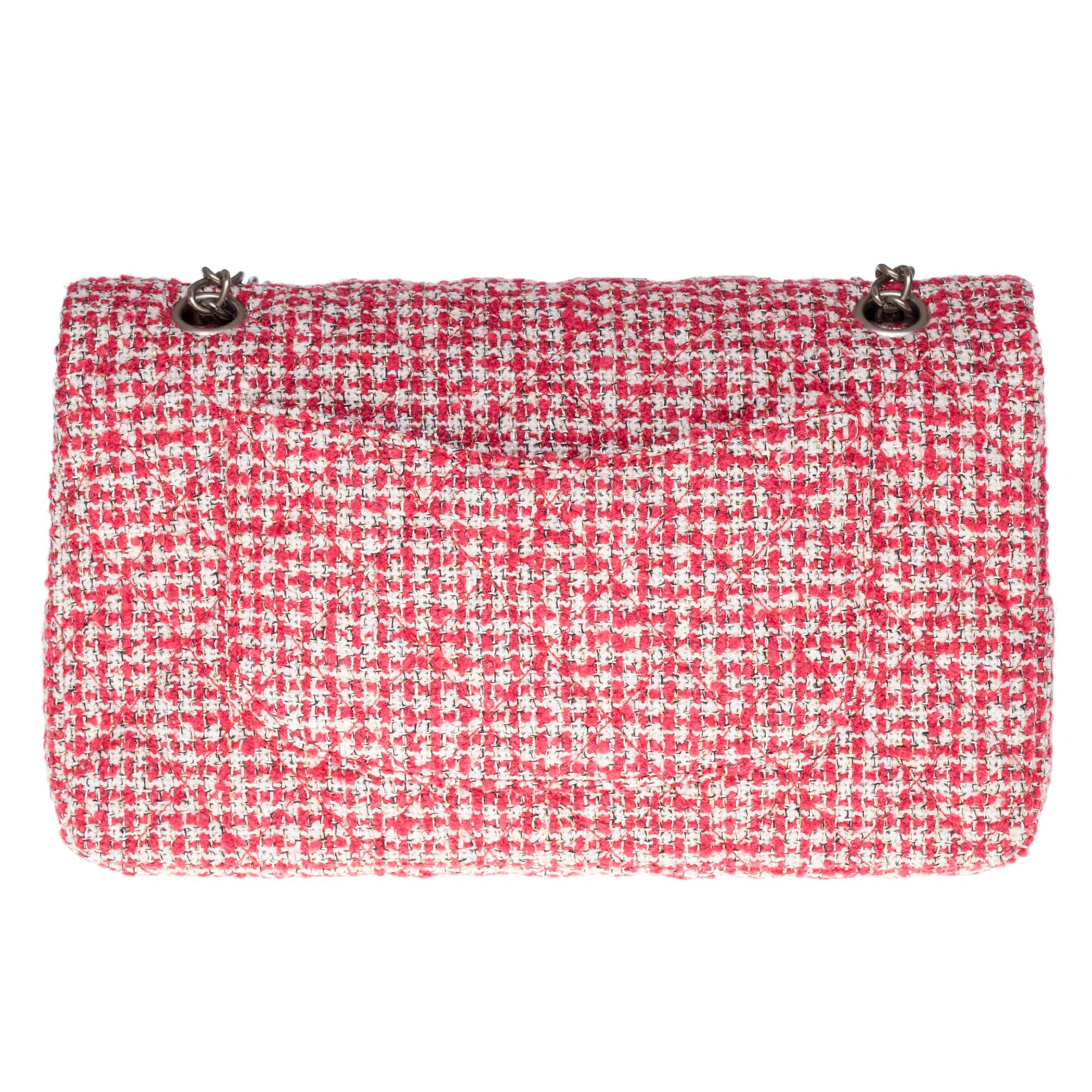 Rare and stunning Timeless double flap bag in red and white quilted Tweed, silver metal trim, silver metal handle intertwined with tweed and white and red velvet allowing a hand or shoulder support.
1 patch pocket on the back of the bag.
Padded flap