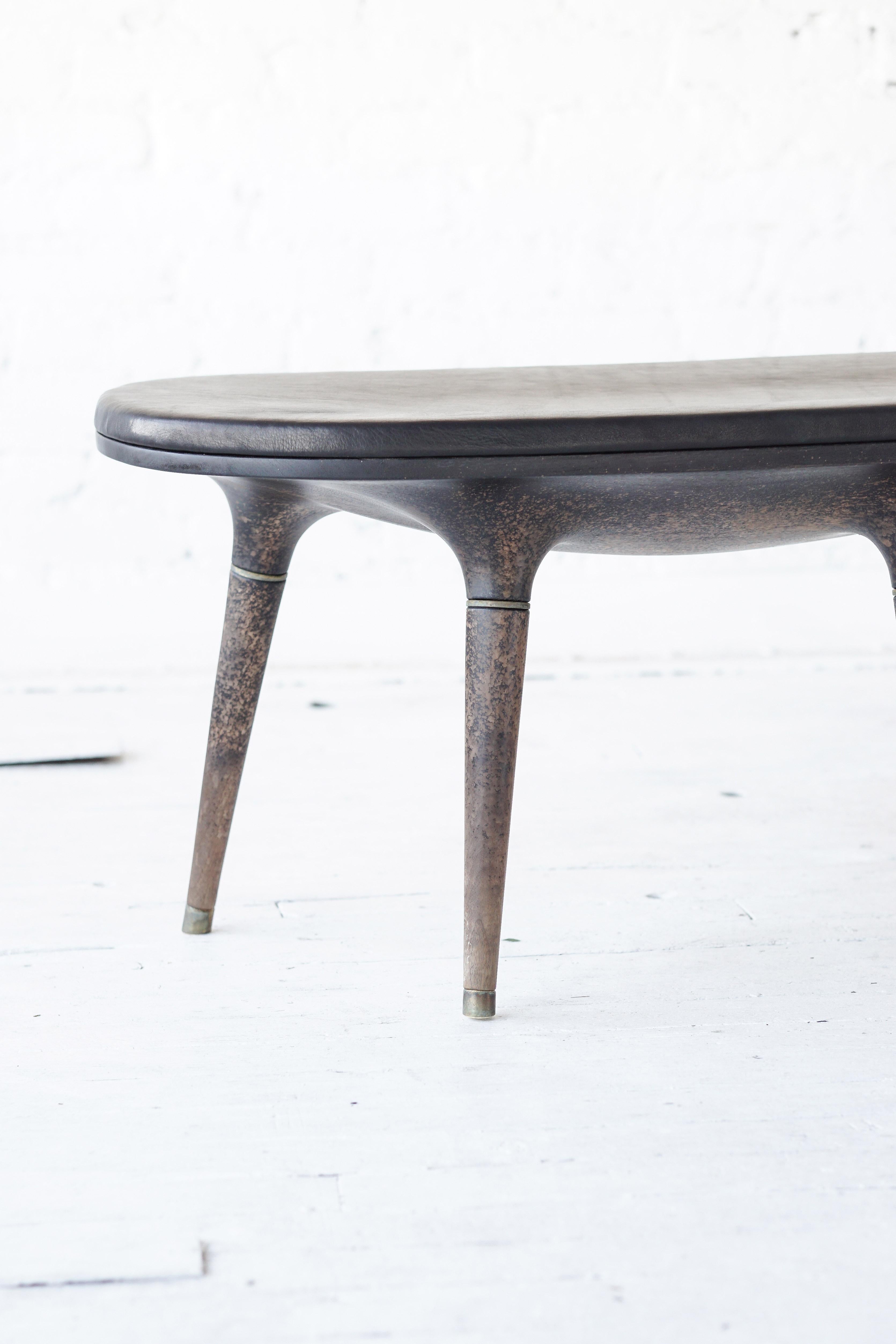 Banc contemporain en édition limitée en noyer sculpté:: laiton et cuir Neuf - En vente à Los Angeles, CA