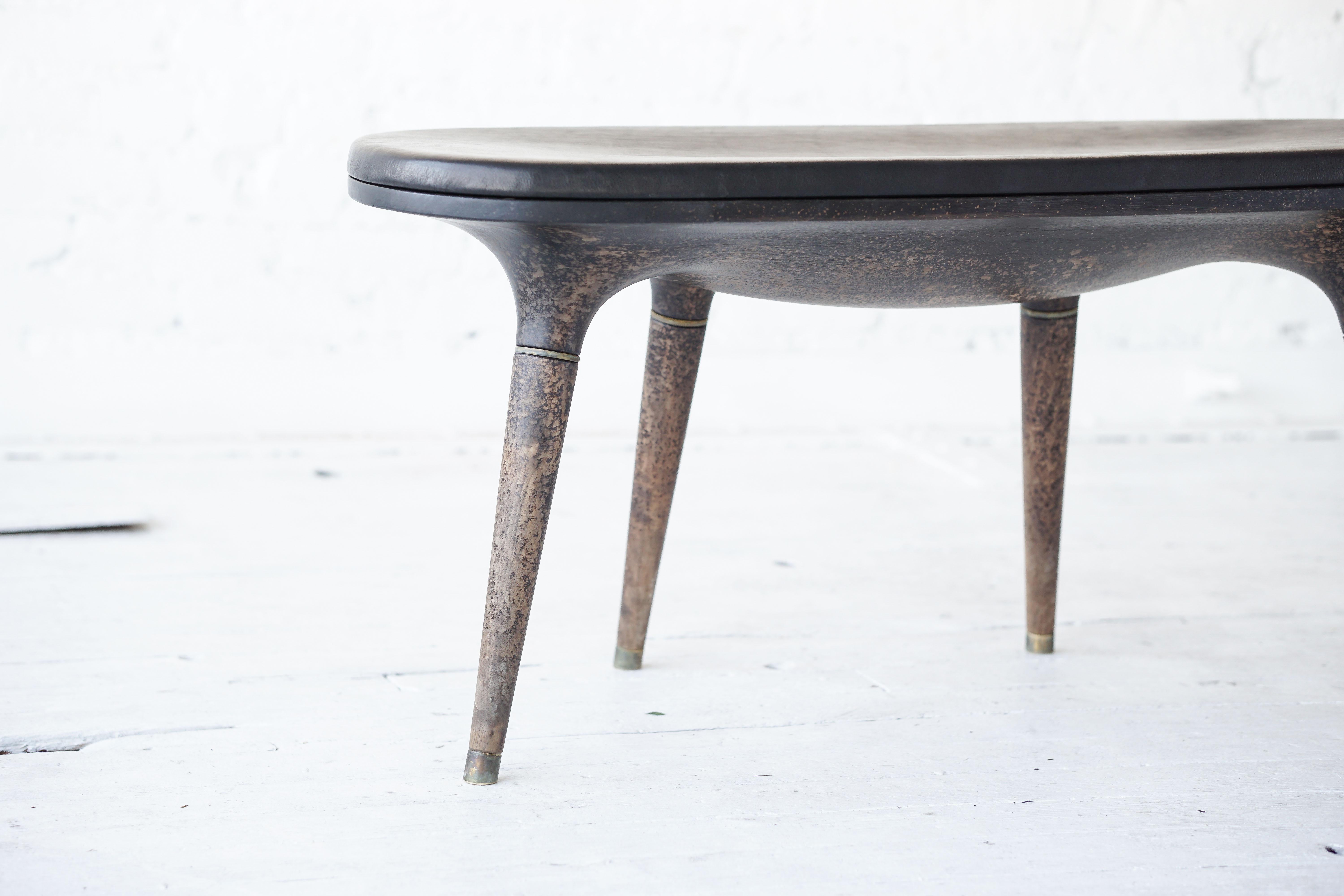 XXIe siècle et contemporain Banc contemporain en édition limitée en noyer sculpté:: laiton et cuir en vente
