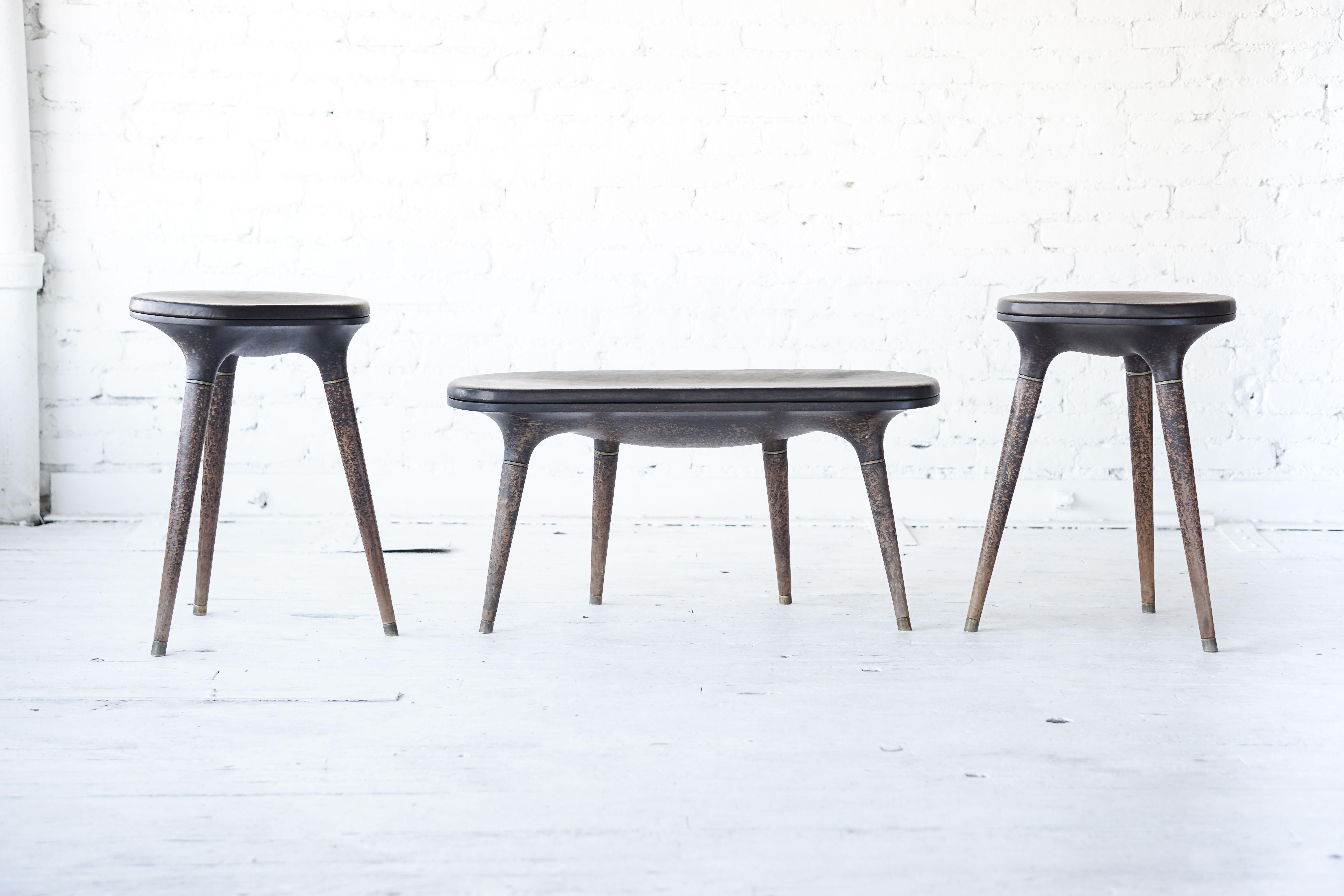 Noyer Banc contemporain en édition limitée en noyer sculpté:: laiton et cuir en vente