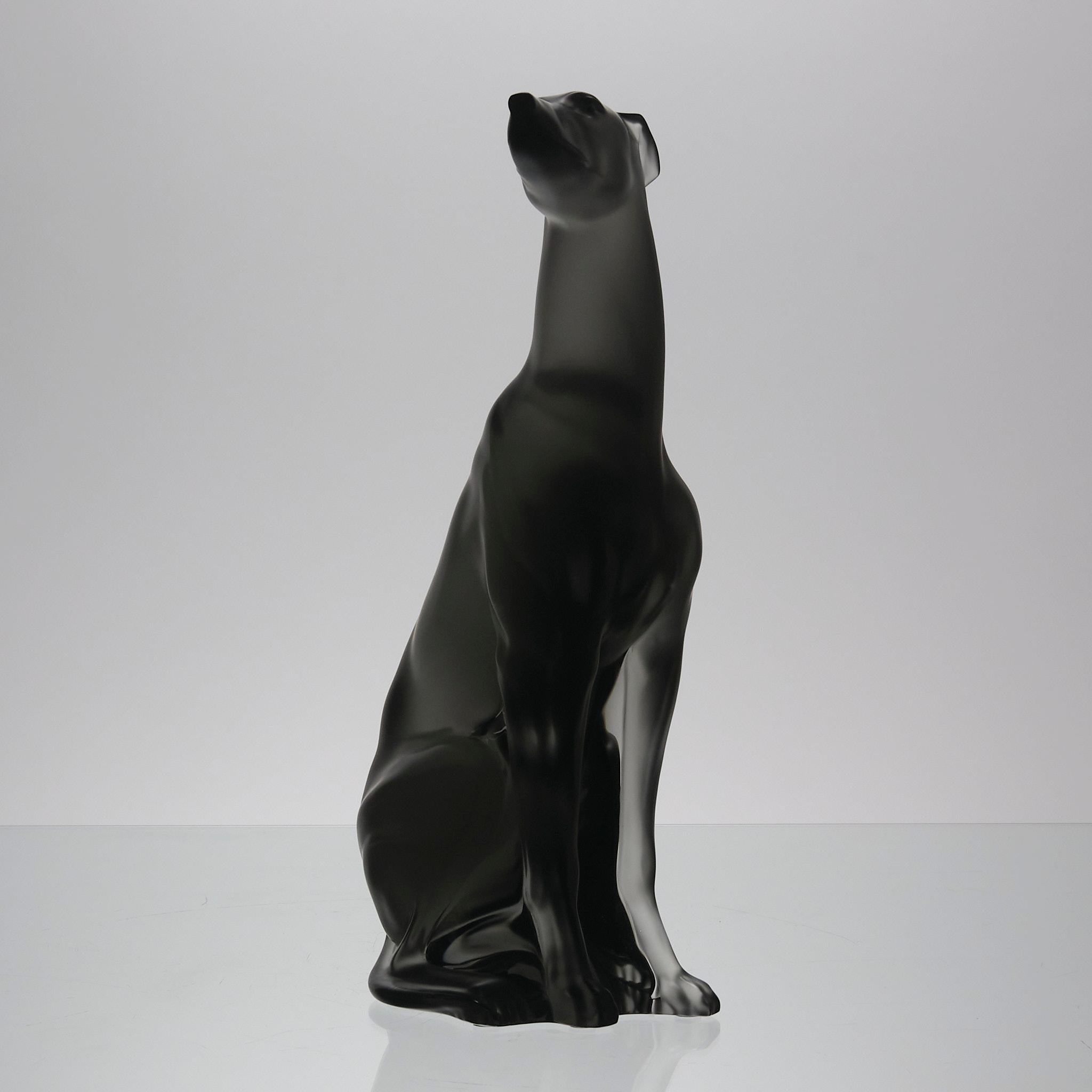 Français Sculpture en verre de lévrier en édition limitée « Greyhound » de Lalique en vente