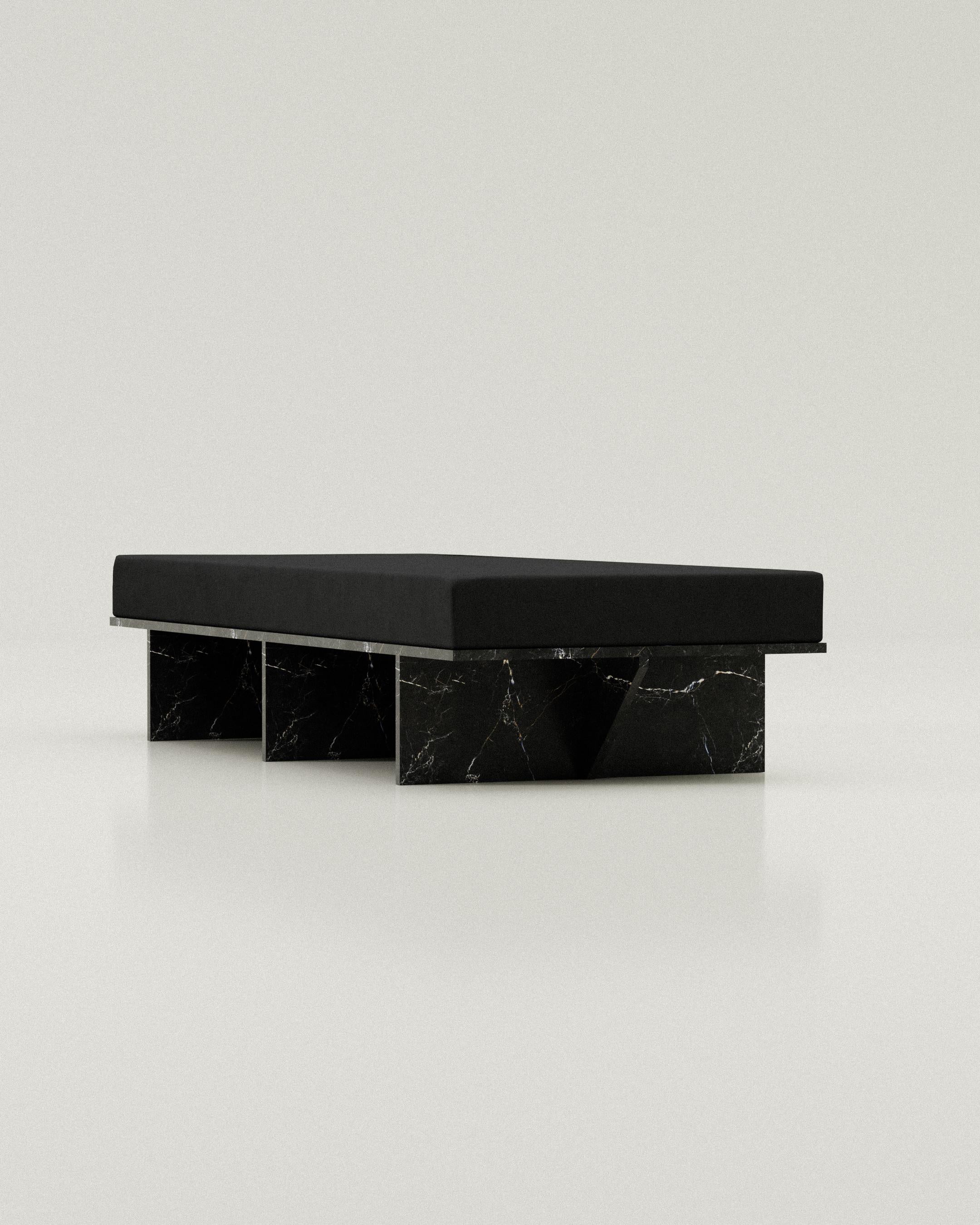 Edición limitada Das Daybed en mármol negro de Justus Knut Schomann
Edición limitada de 30 + 1AP.
Dimensiones: P 192 x An 80 x Al 50 cm
Materiales: Mármol negro y espuma.

Esta pieza tiene un número de serie e incluye un certificado de autenticidad.