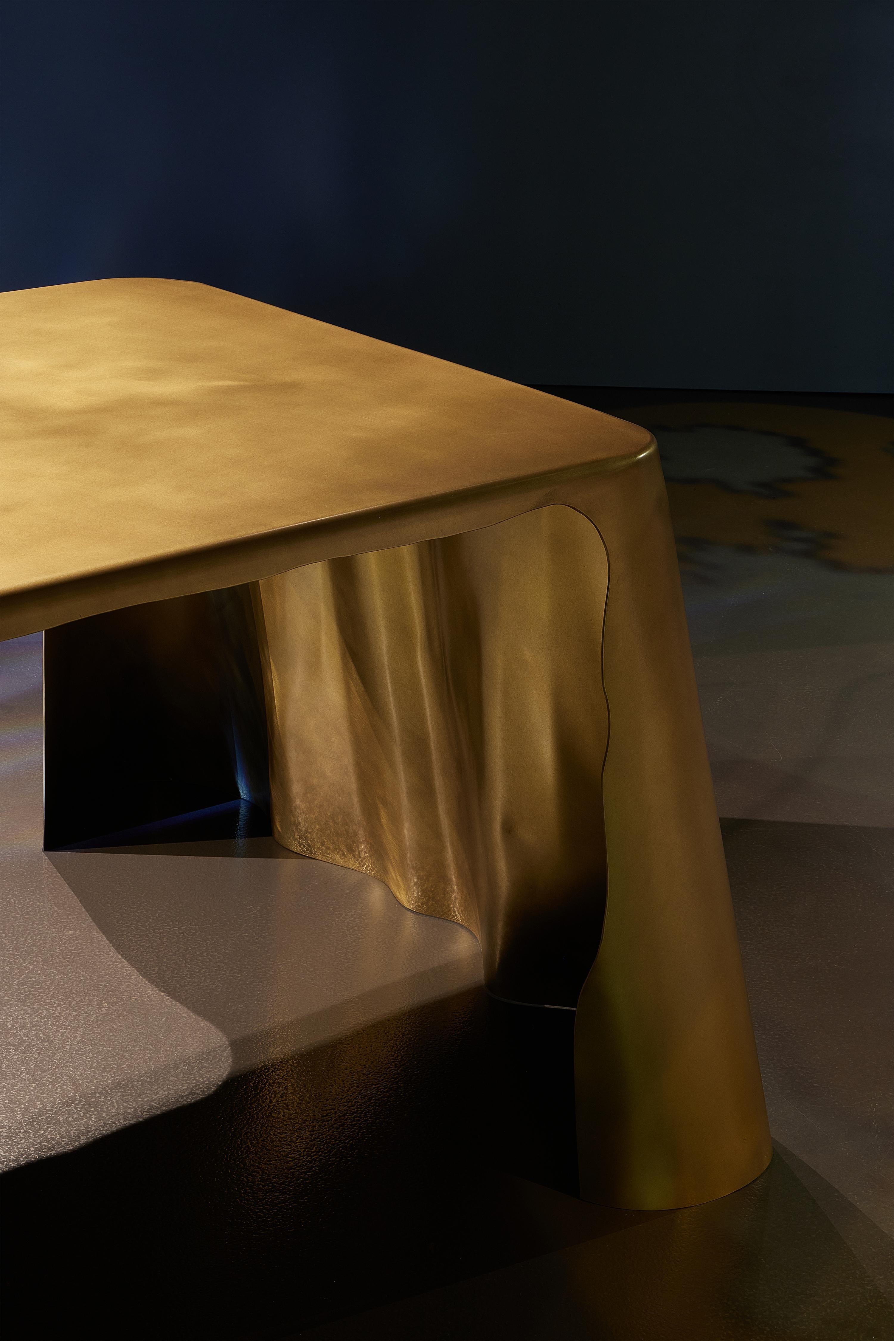 Moderne Table de salle à manger rectangulaire Dilmos en laiton brossé fabriquée à la main en édition limitée  en vente