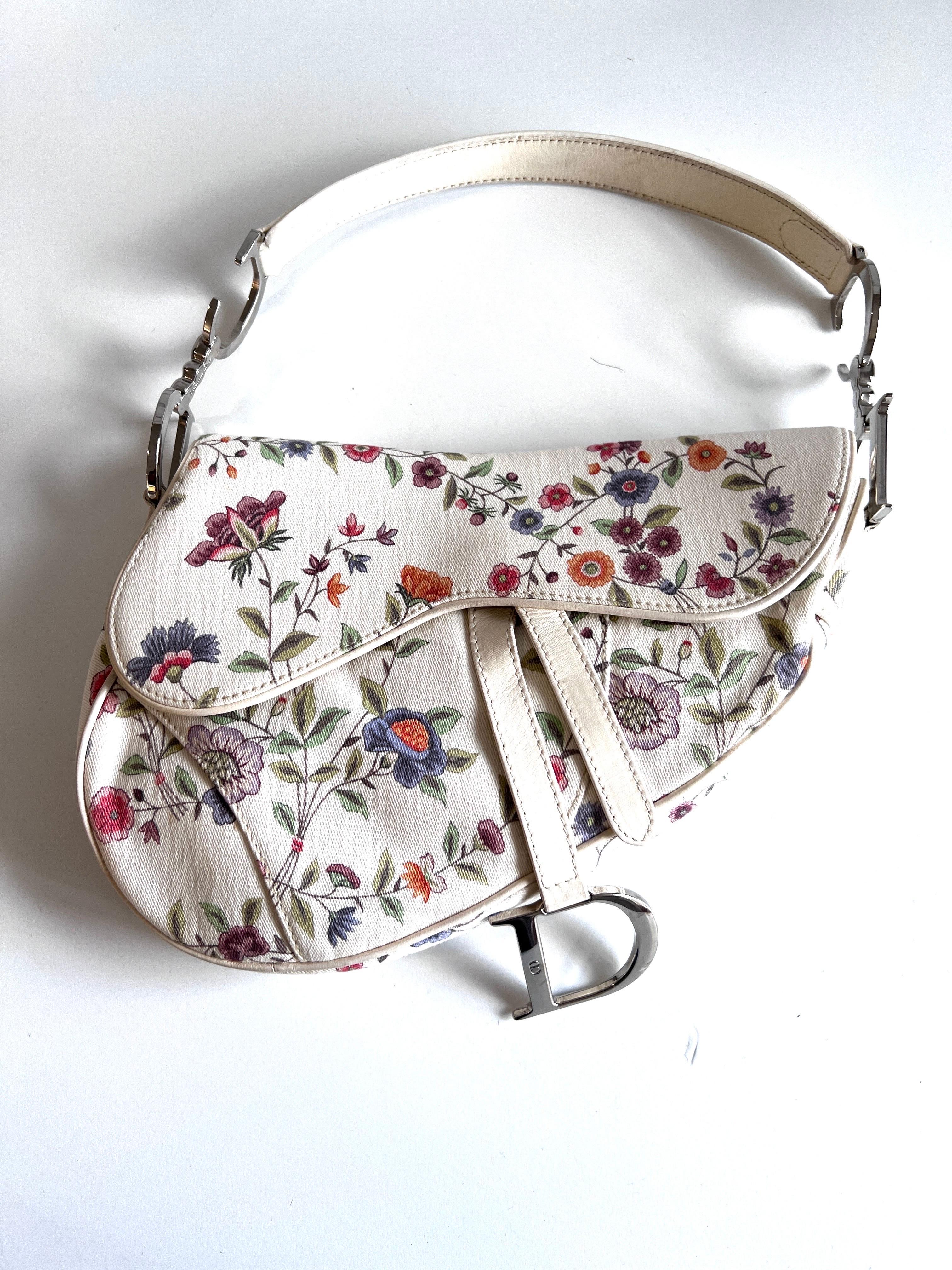 Limited edition Dior saddle bag
White canvas with floral print, rare and special
Overall is in good condition
No stains or flaws
Shape has relaxed due to wear
Minor scratches on the hardware

Dimensions: 25.5 x 20 x 6.5 cm / 10 x 8 x 2.5 inches
