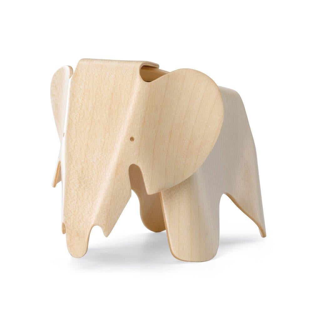 Charles et Ray Eames étaient fascinés par les éléphants. On retrouve de nombreuses images de ces gentils géants dans la documentation photographique de Charles sur la culture indienne et le monde du cirque. L'éléphant en contreplaqué a été conçu en