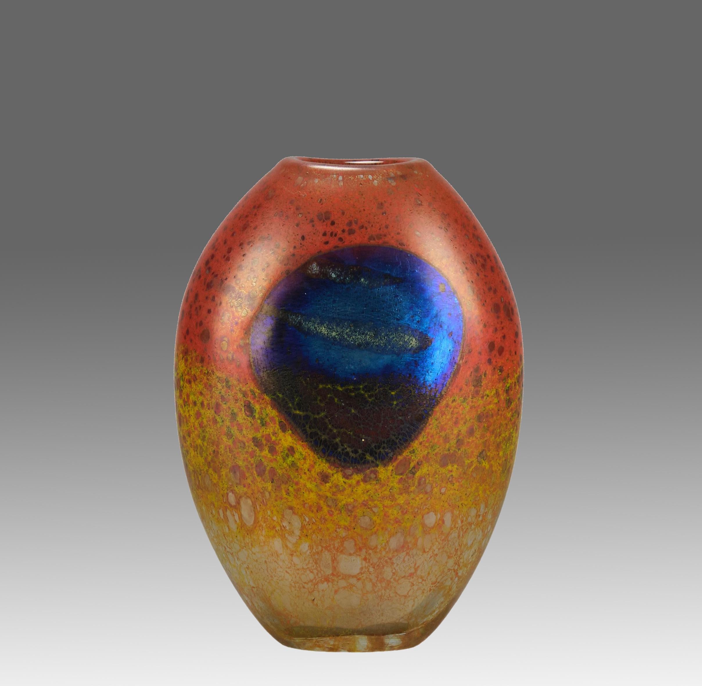 Un attraente vaso in vetro iridescente da studio della fine del XX secolo con il disegno di una luna blu intenso su un campo arancione e giallo, che presenta un colore eccellente, firmato 

INFORMAZIONI AGGIUNTIVE
Altezza:                           