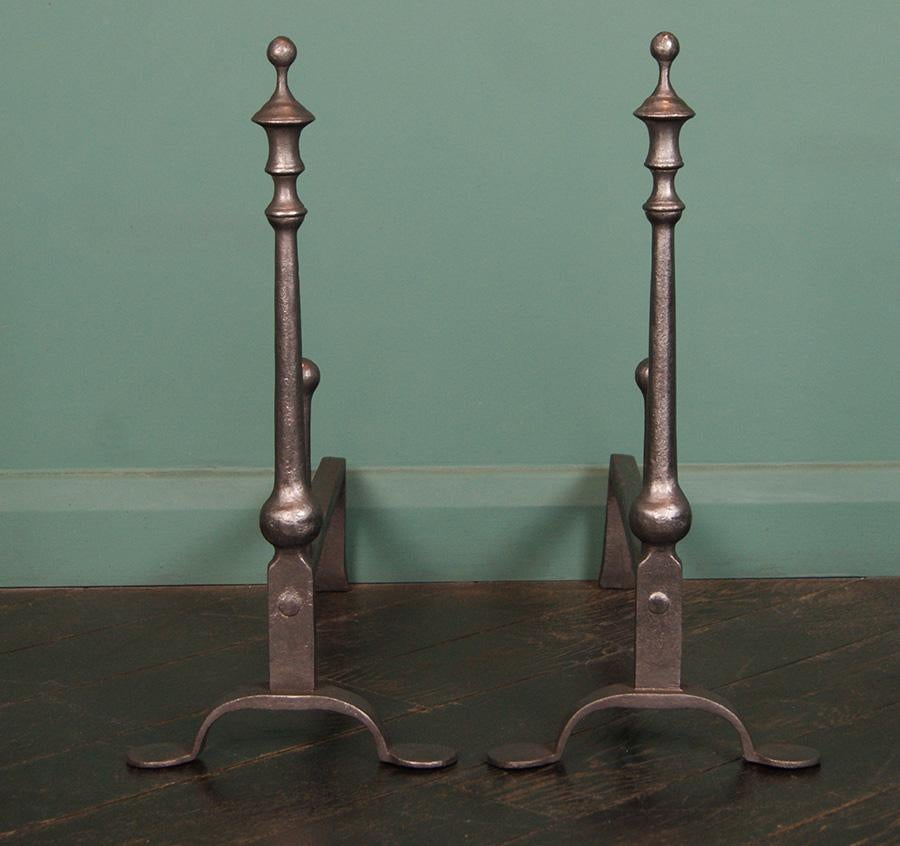 Edition limitée de chiens de feu en fonte anglaise. Cet élégant design Eleg fait partie d'une série limitée reproduite chez Gibilaro Design. Les pieds avec les embouts en forme d'urne, les butées arrière et les pieds en forme de penny sont finis en
