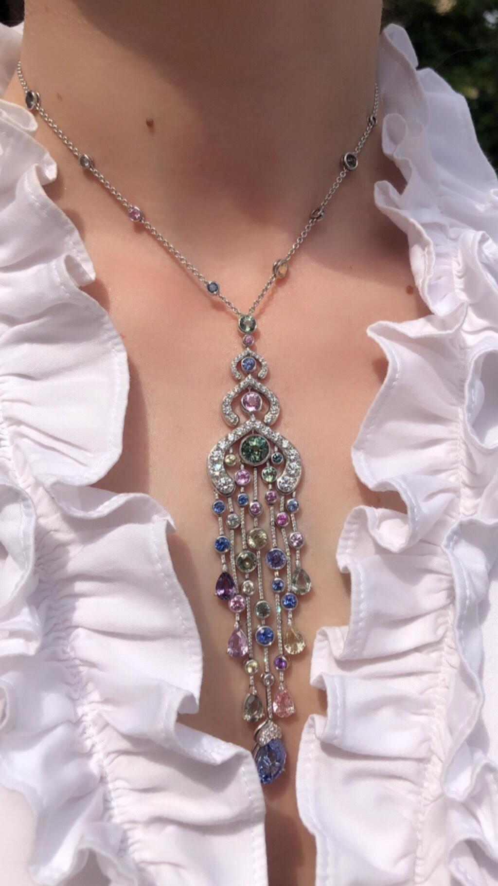 Belle Époque Collana Fabergé Délices D'Été in edizione limitata con diamanti e zaffiri a forma di pera in vendita