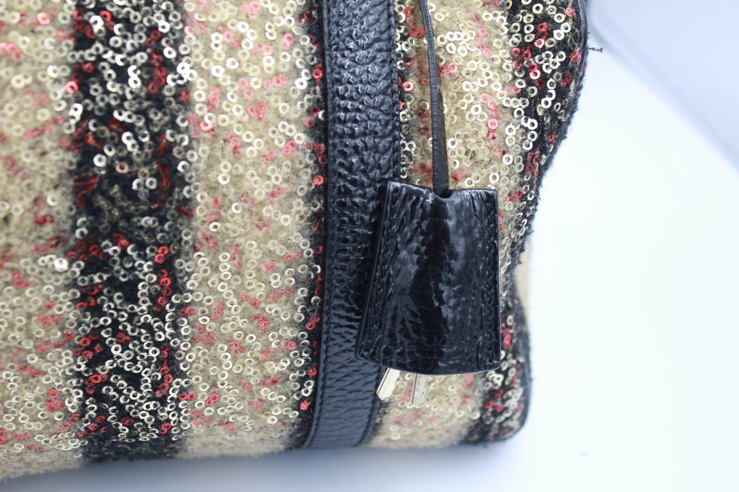 Limited edition fendi bauletto nahdbag with sequins  and handles in patented leather.

Used but in relaly good condition, no mjor defect, just some light signs of use.
Comes with lock and keys 
Size 25*17 