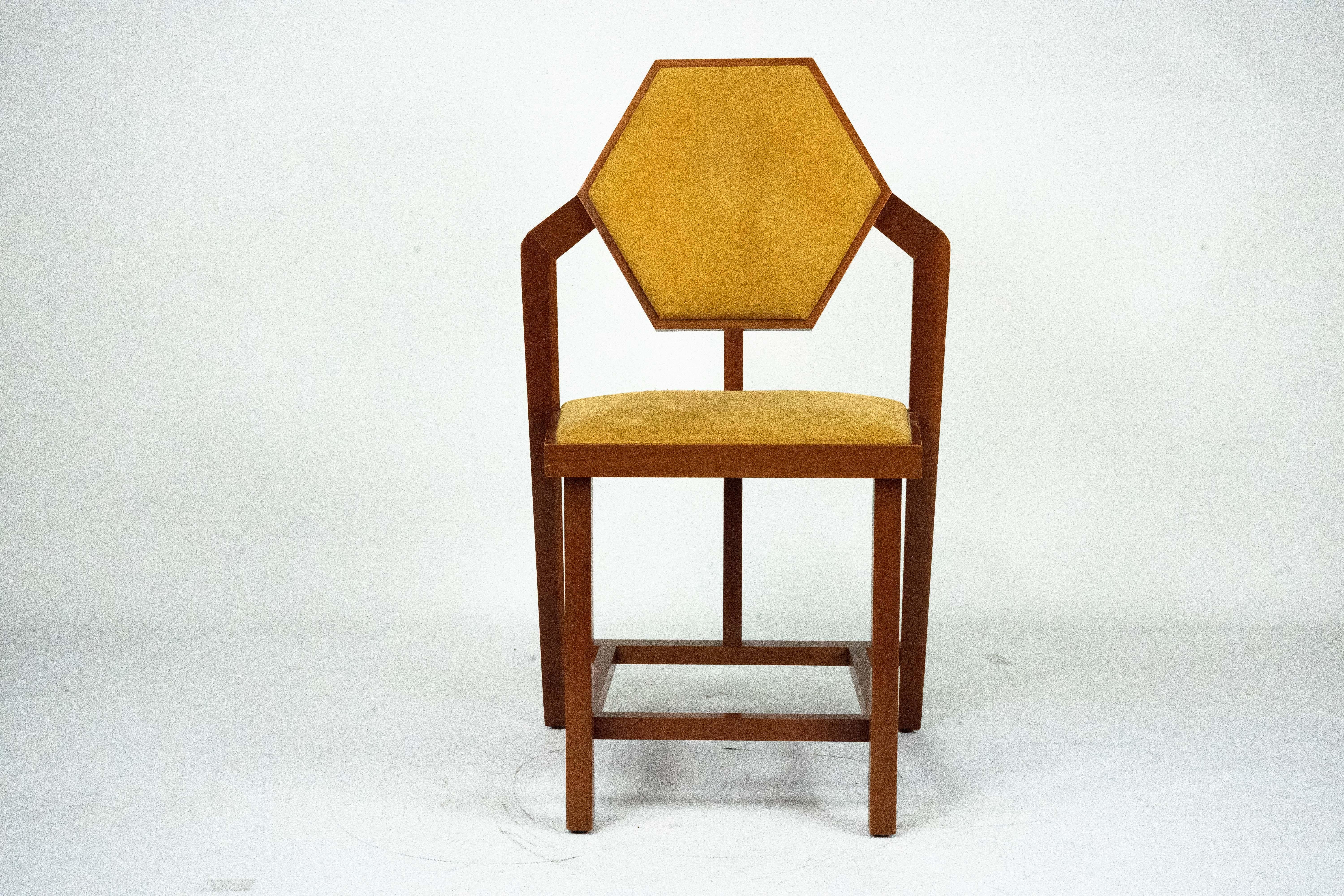 Dies ist ein Frank Lloyd Wright Midway 1 Stuhl, der 1914 für Midway Gardens in Chicago entworfen und von Cassina in Kirschholz mit einem gelben Stoffsitz und einer charakteristischen sechseckigen Rückenlehne neu aufgelegt wurde. Normaler