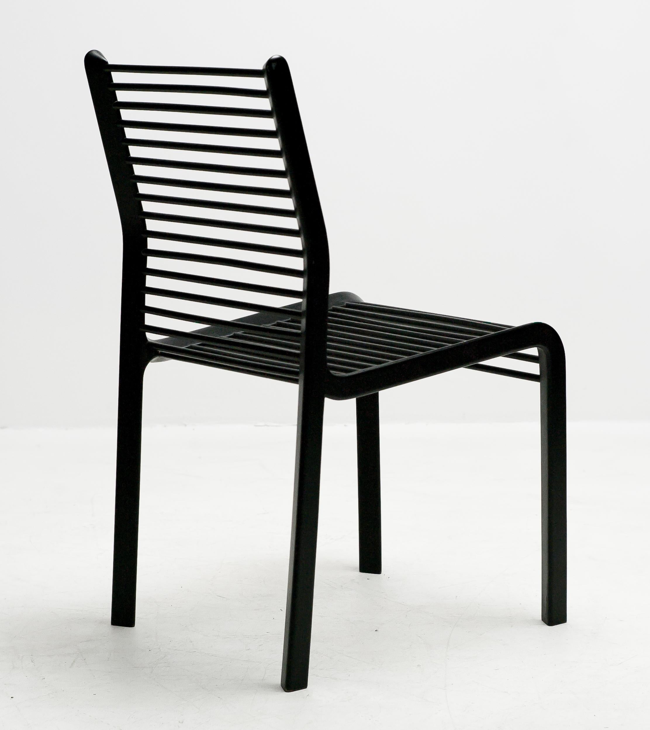 L'eccezionale sedia Delta è stata progettata nel 1983 ed è il risultato della prima collaborazione tra Burkhard Vogtherr e Fritz Hansen. Questa straordinaria sedia in legno laccato nero è stata realizzata in edizione limitata, solo 100 esemplari.
