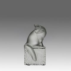 Sculpture en verre dépoli en édition limitée intitulée « Cat Turning », de Marc Lalique