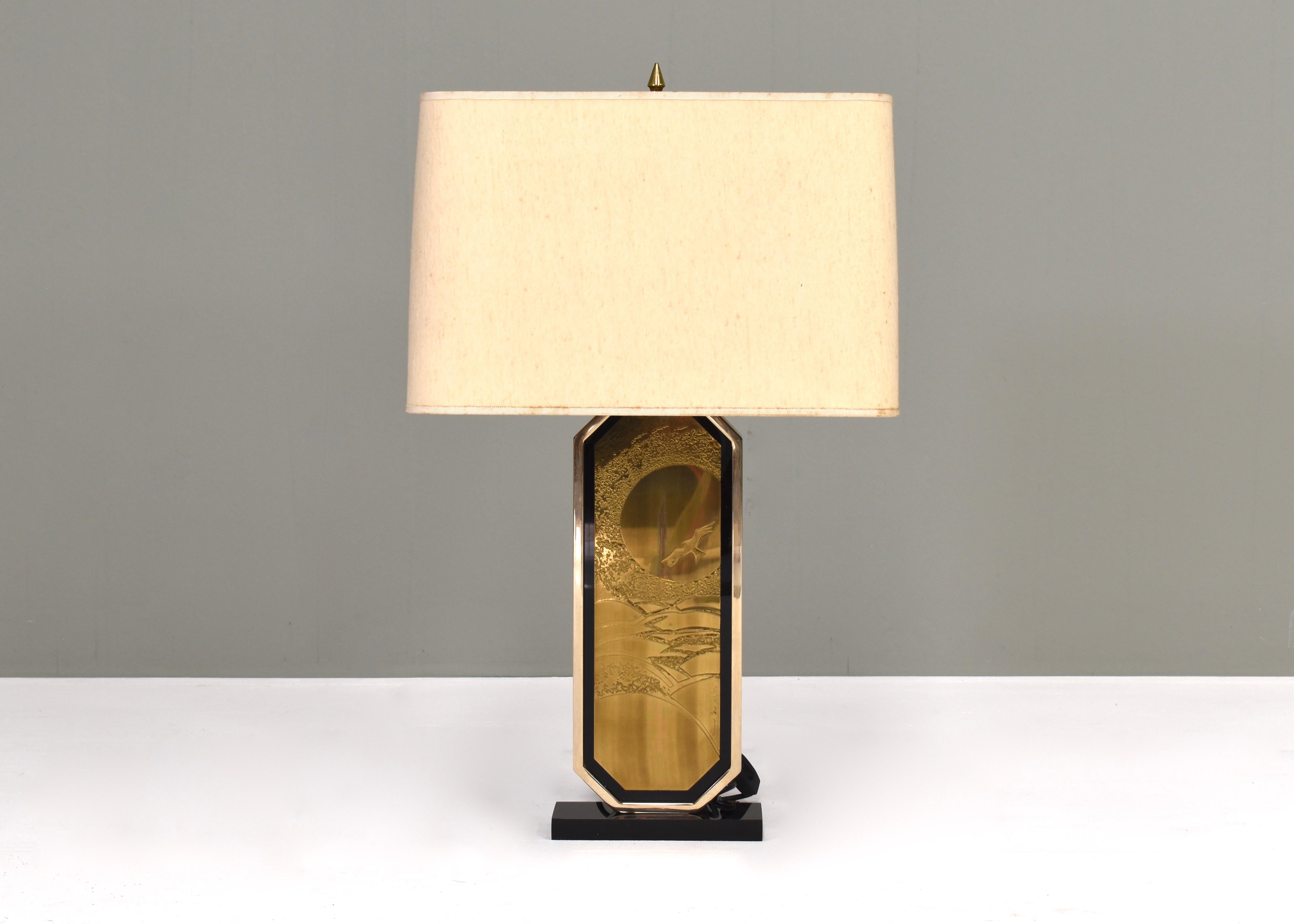 Brass engraved table lamp by Georges Mathias for Designo Maho – Belgium, circa 1970. This lamp is a limited edition nr 163 of 250 made.

The lamp is signed: Designo Maho 163\250

Designer: Georges Mathias
Manufacturer: Maho. Engraved: Designo
