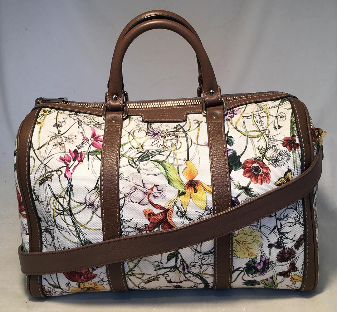 Gucci Vintage Web Floral Canvas Boston Bag in excellent condition. Vintage multicolor floral print white canvas trimmed with light brown leather and gold hardware. Top zip closure opens to a beige woven linen lined interior that holds one zipped and
