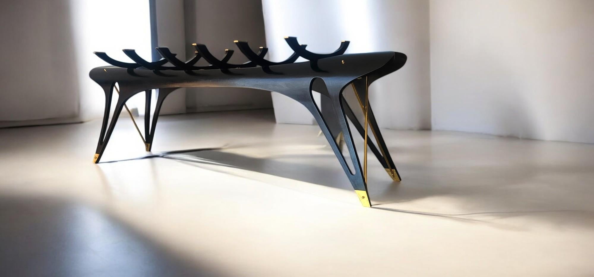 Table de table de table noire représentative italienne fabriquée à la main en édition limitée, 2024 en vente 2