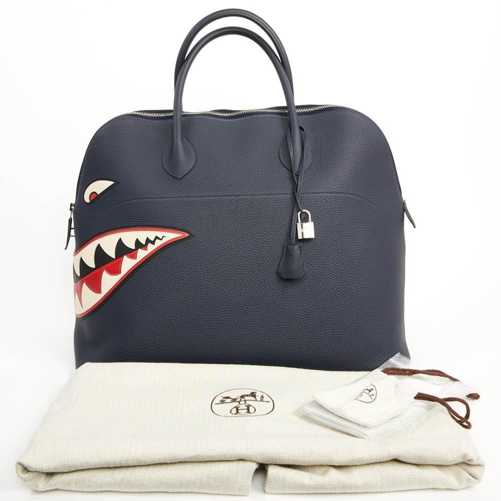 Amazing Hermes Bolide bag with its happy shark, created in 2015/2016. A collectible piece ! Made of Togo leather. Size 45. Comes with lock, key, clochette, and its original dustbag. In very good condition, never worn. Measures: L 45 x H 36 x P 25