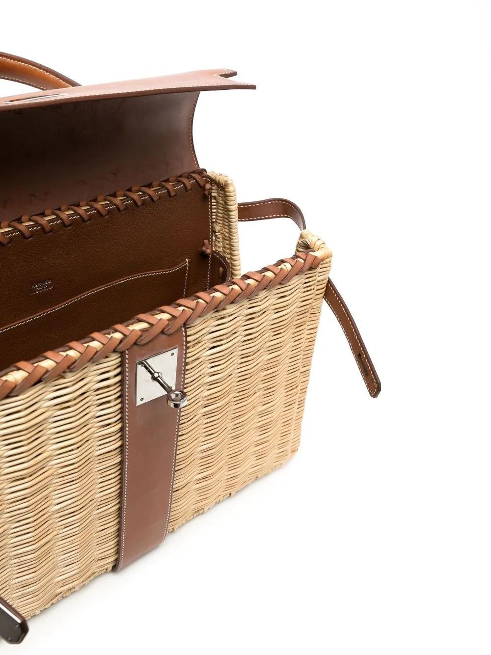Crafted in France, this extremely rare and highly sought over Kelly Picnic bag from Hermès is a true testament to the quality of the house's craftsmanship, exuding timeless style and elegance. 35cm in size, this unique piece features a distinctive
