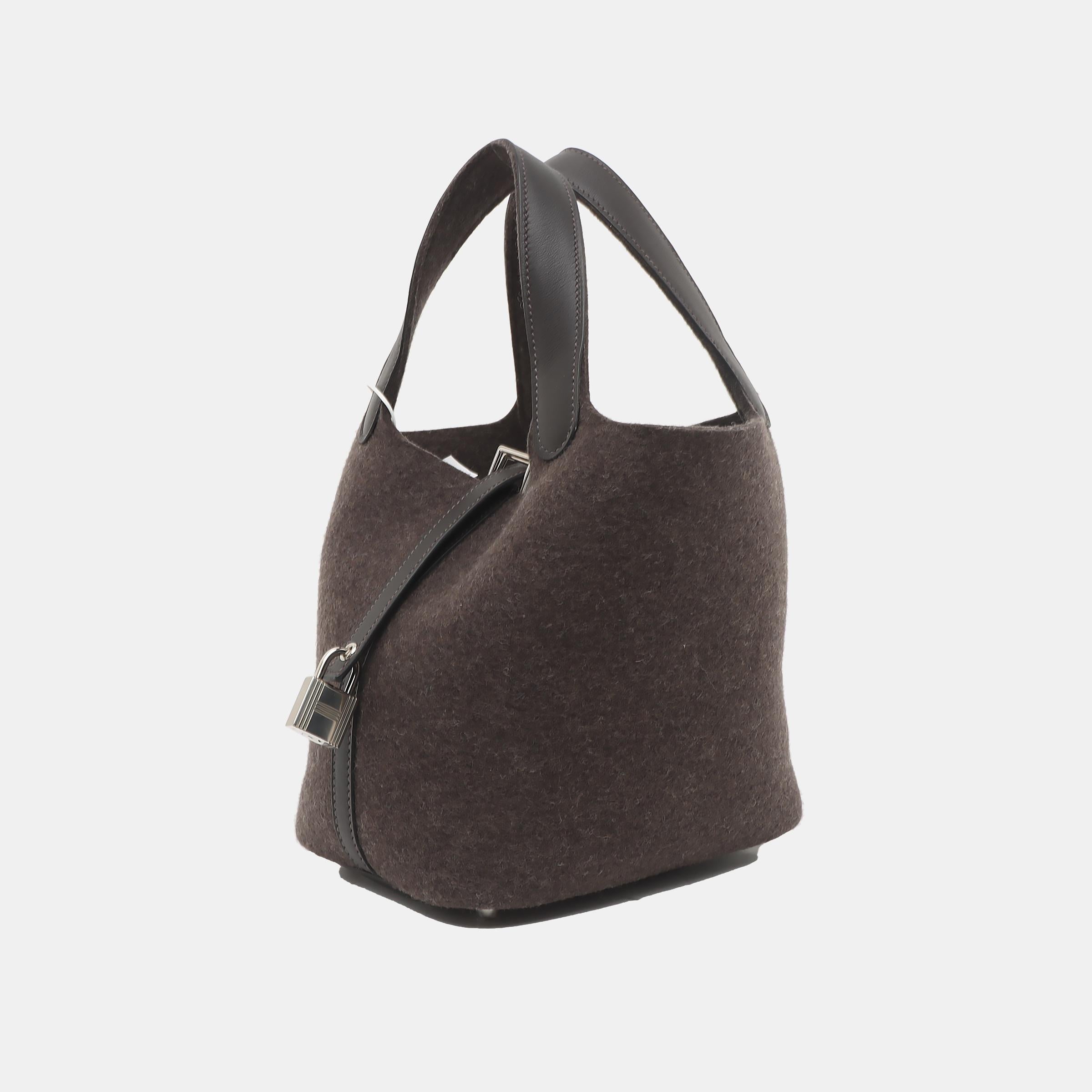 Edizione limitata Hermes Picotin 18 Grigio scuro in pelle e lana PHW
Queste sono foto professionali della borsa offerta da Luxbags.
La Hermes Picotin è un omaggio al mondo dell'equitazione, ispirato alla forma delle borse da trasporto. Questa borsa