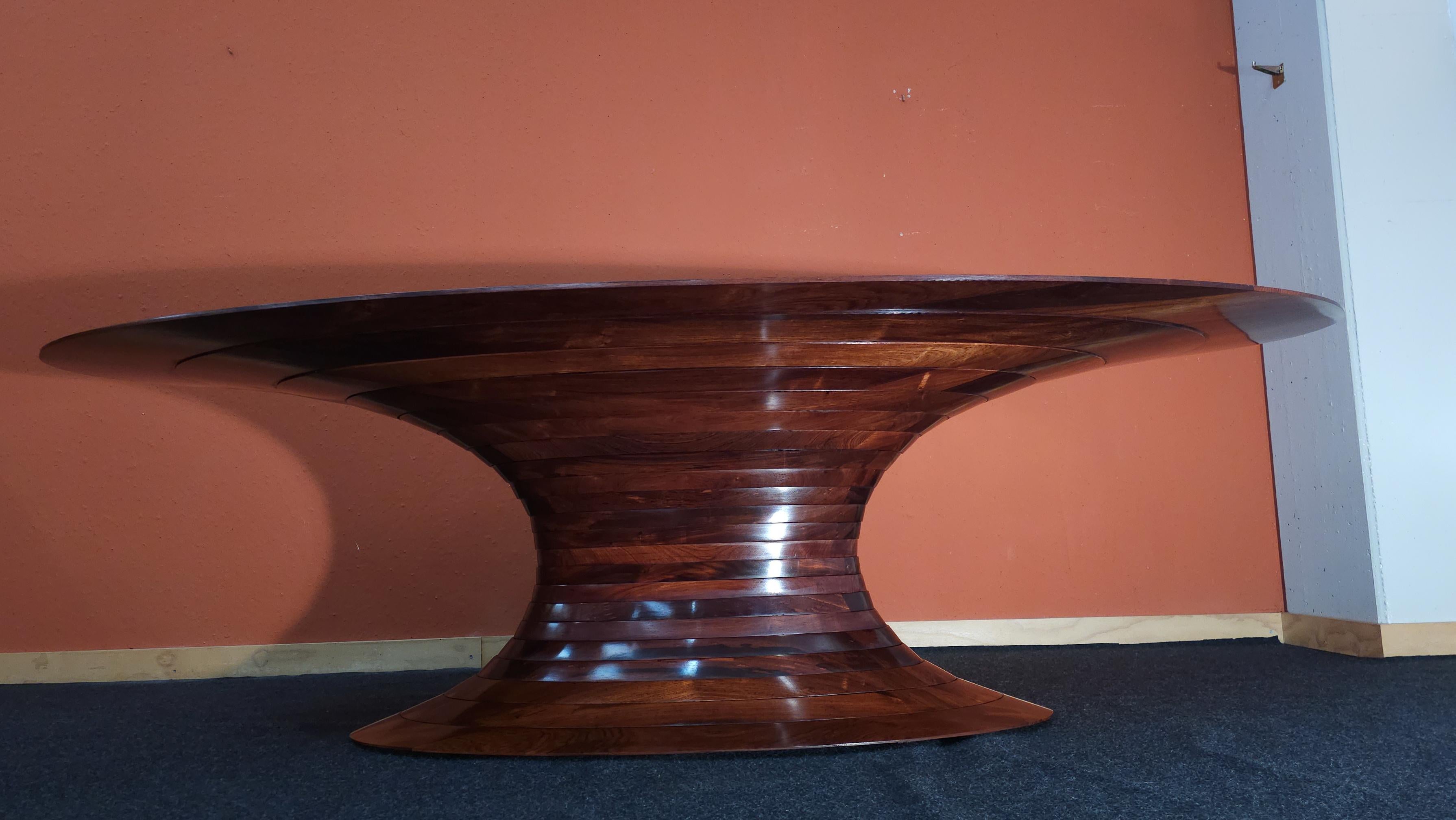  Limited edition Italian solid rosewood oval dining table In Excellent Condition For Sale In Traversetolo, IT