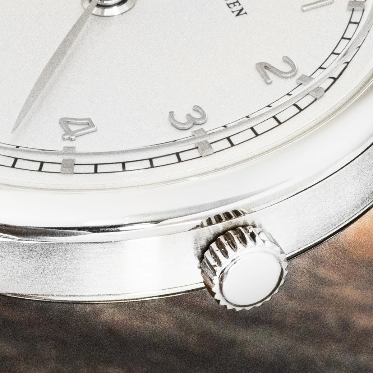 Un Repetidor de Minutos Portugués IWC, referencia 544204, edición limitada de sólo 100 piezas .

Este exquisito reloj de caballero tiene una esfera plateada con números arábigos aplicados, un minutero en el borde exterior y un pequeño segundero