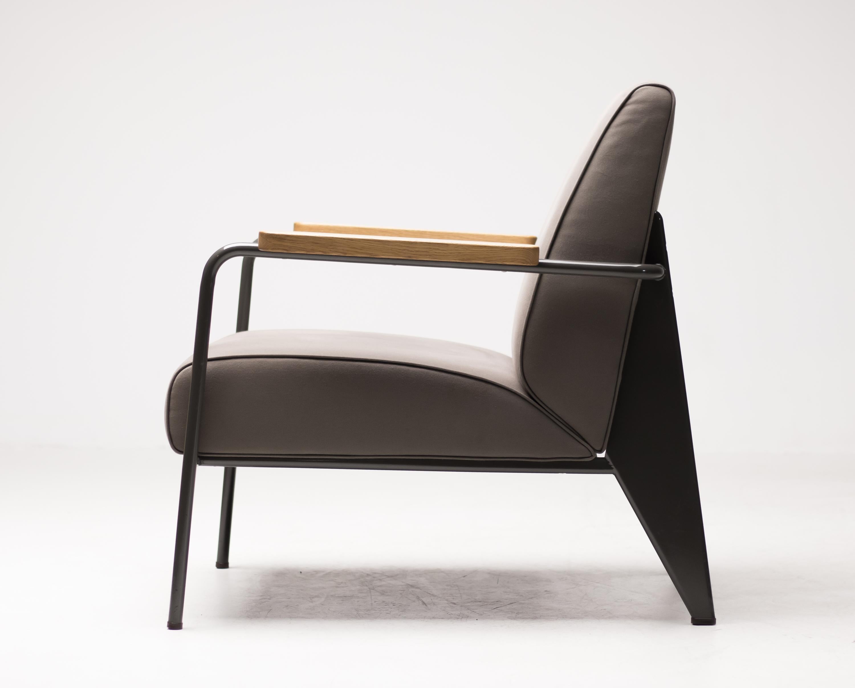 Rare limited edition Fauteuil de Salon, designed by Jean Prouvé in 1939.
From the 2011 Vitra - G-Star RAW collaboration.
Signed and numbered, # 109.


  