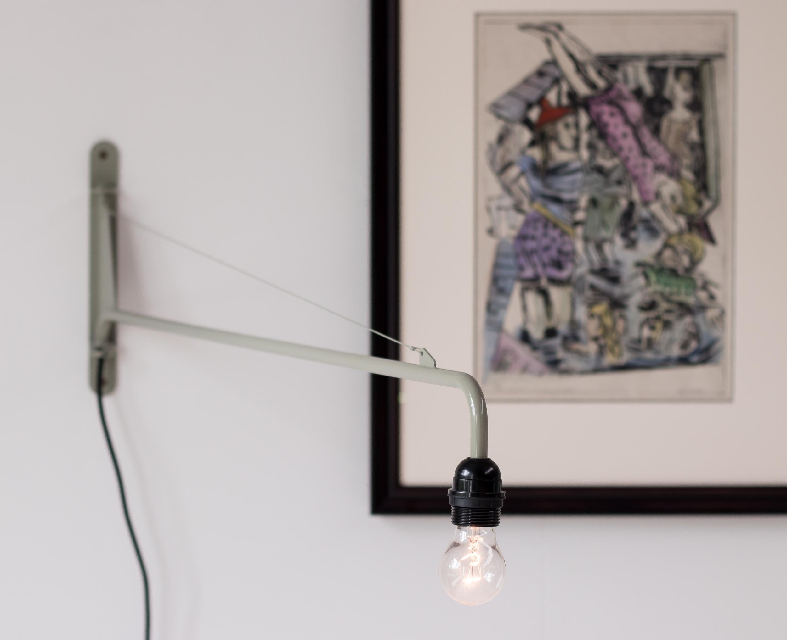 Petit Potence Lampe in limitierter Auflage, entworfen von Jean Prouvé.
Markiert mit Metall-Label, hergestellt im Jahr 2014 für nur 1 Jahr.

