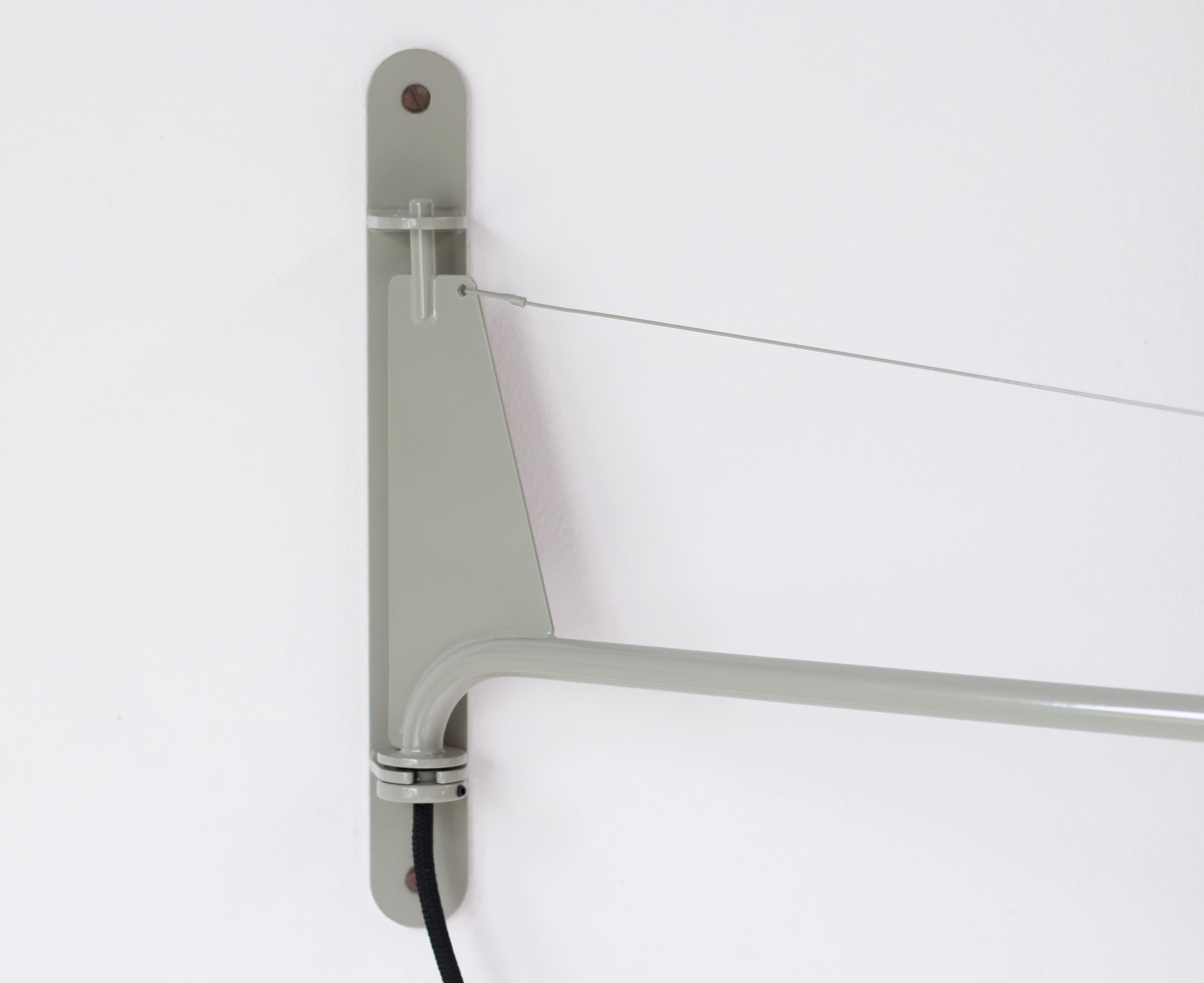 Limitierte Auflage der Jean Prouvé Swing Jib Wandleuchte (Moderne der Mitte des Jahrhunderts)