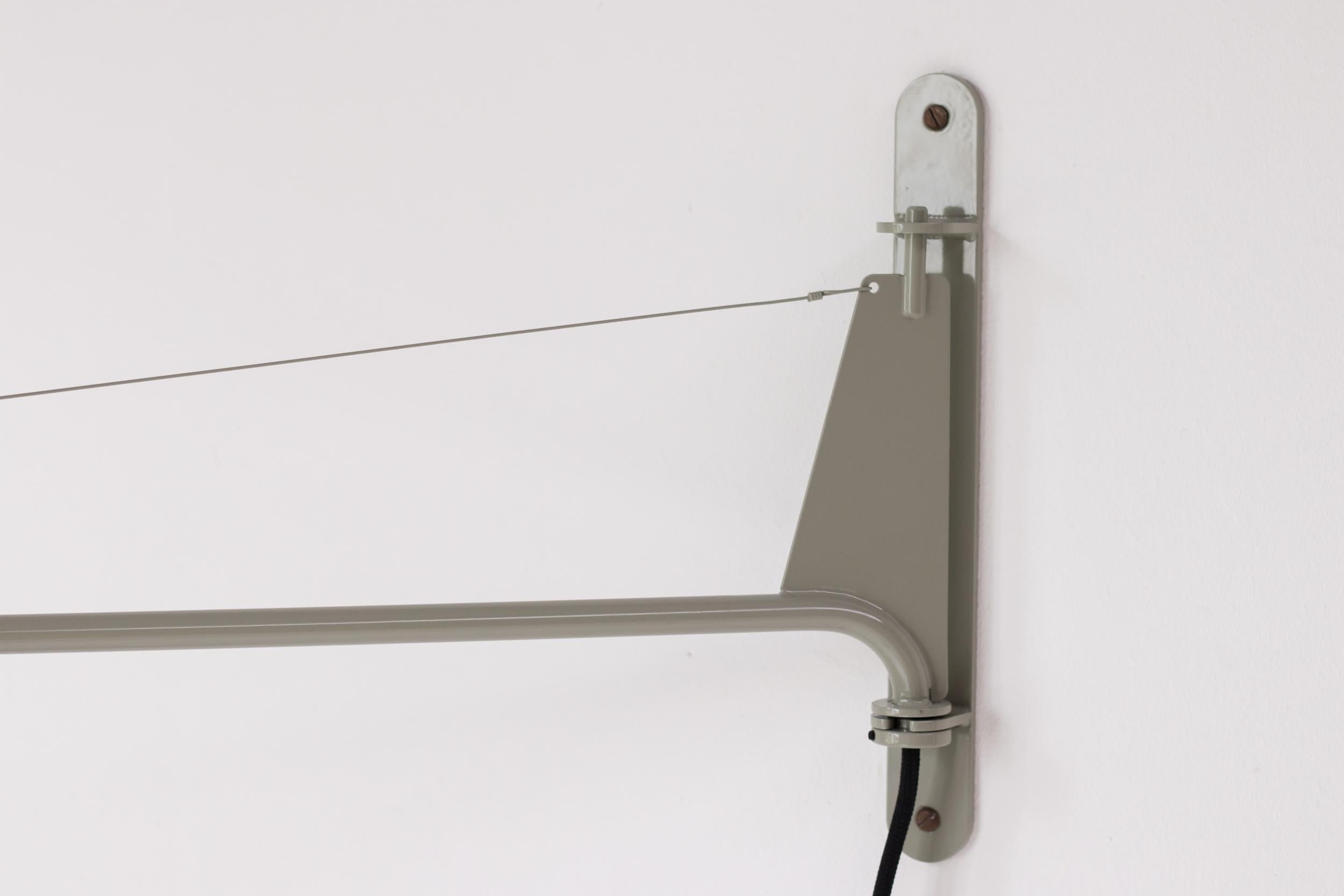 Limitierte Auflage der Jean Prouvé Swing Jib Wandleuchte im Zustand „Hervorragend“ in Dronten, NL