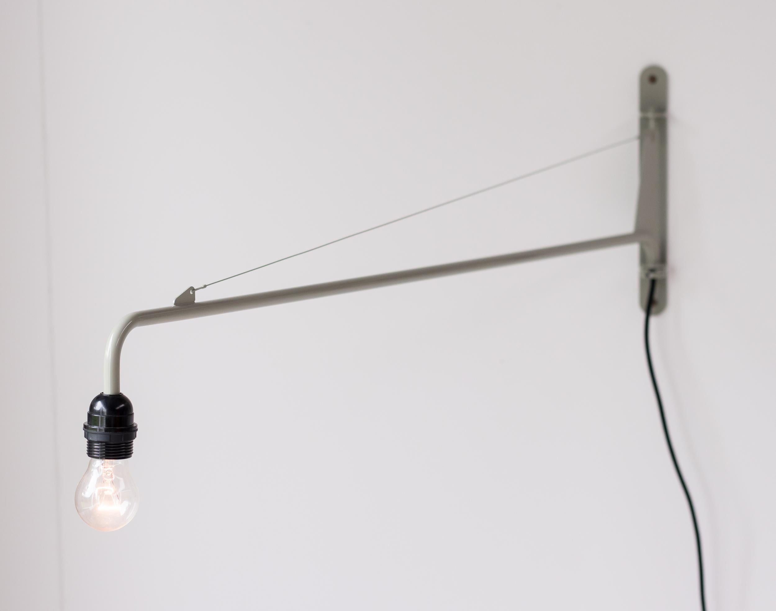 Limitierte Auflage der Jean Prouvé Swing Jib Wandleuchte (Stahl)